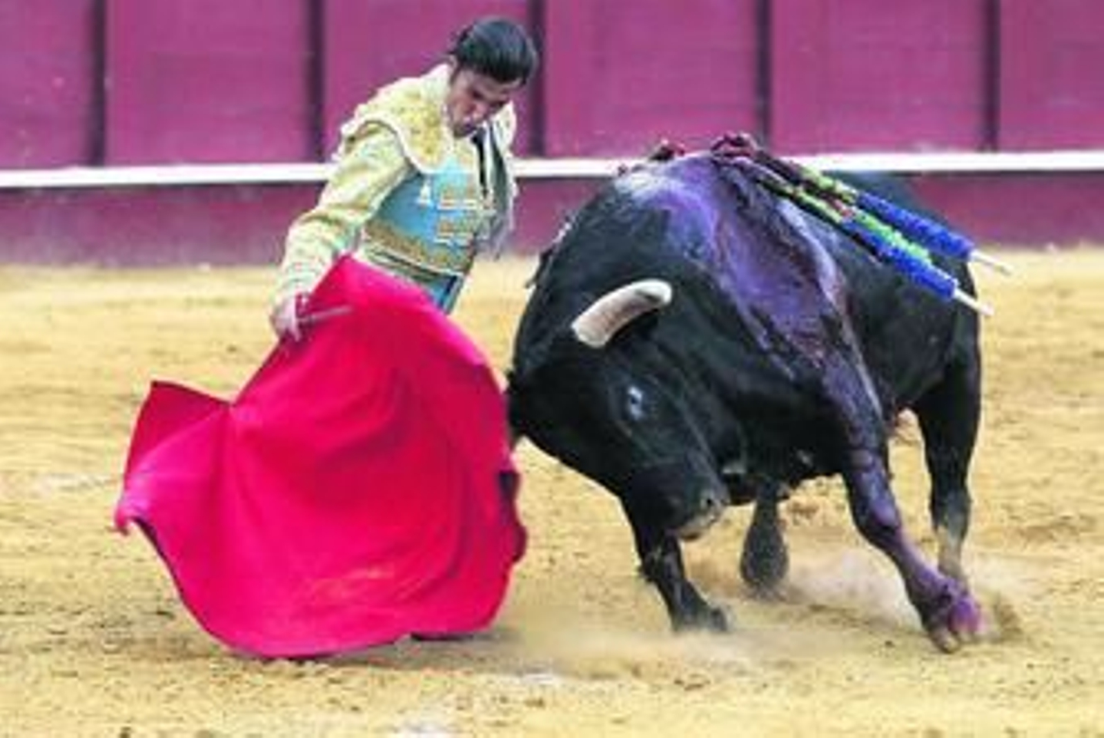 El diestro David Mora, en un derechazo a uno de sus toros.