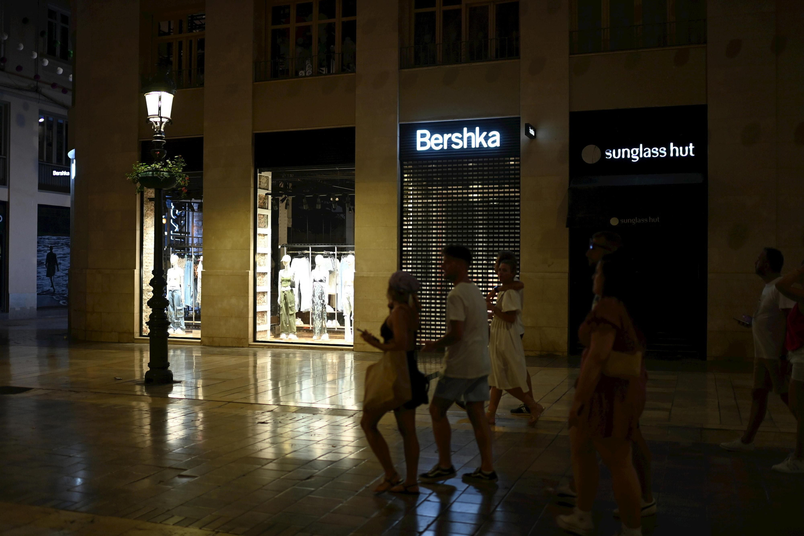 La Málaga apagada: Fotos de la penumbra por el Plan de Ahorro Energético