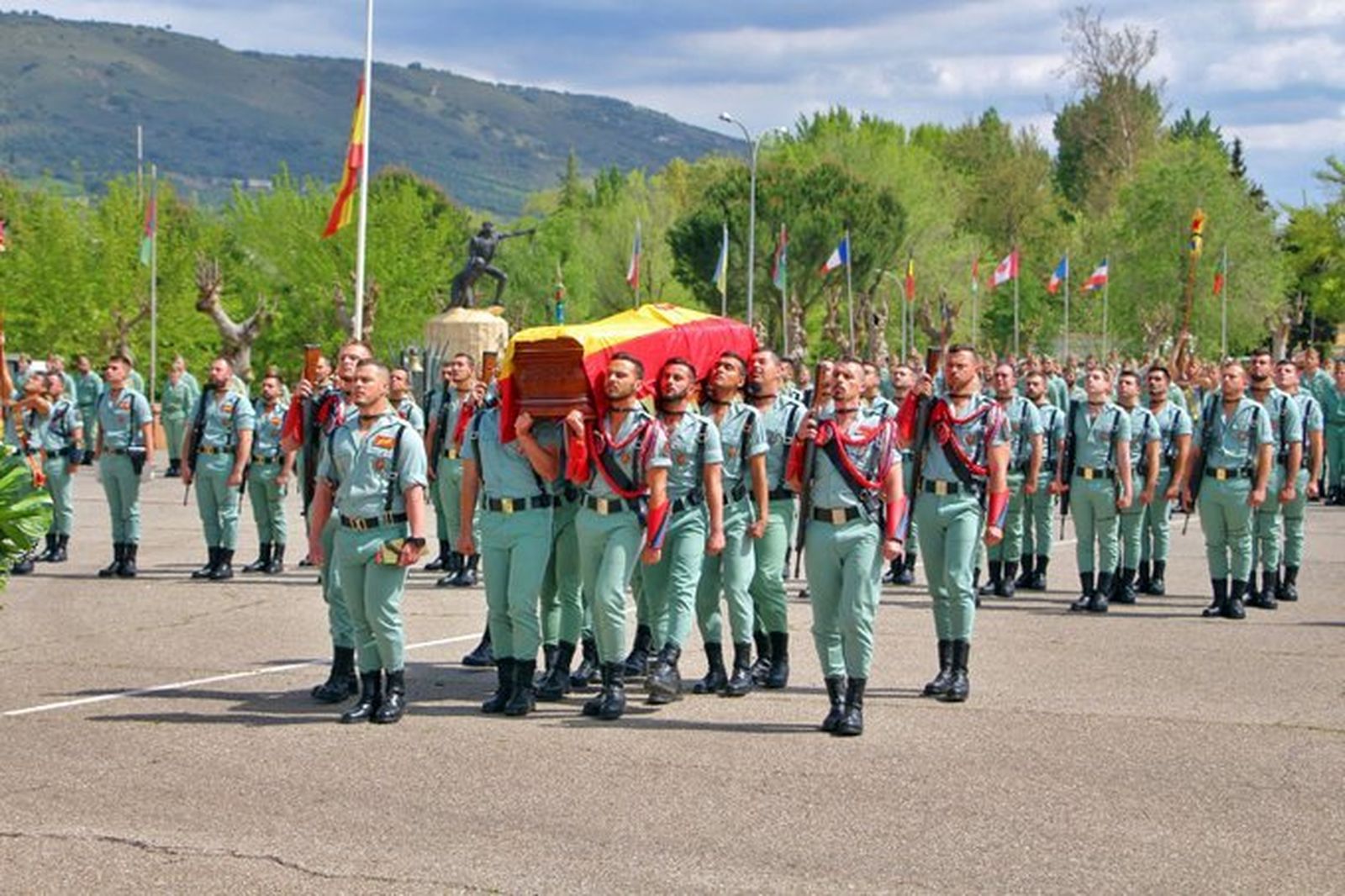 Formación de despedida en el patio de armas de la base de la Legión en Ronda.