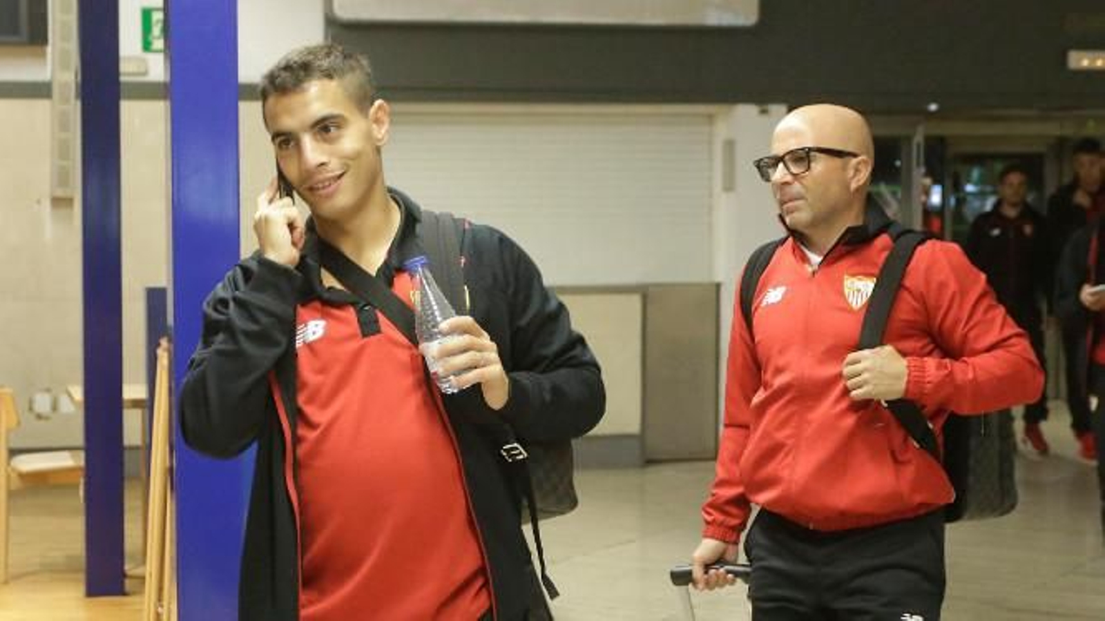 Jorge Sampaoli, tras Ben Yedder a la  llegada de la  expedición sevillista al aeropuerto de San Pablo para viajar a Vigo.