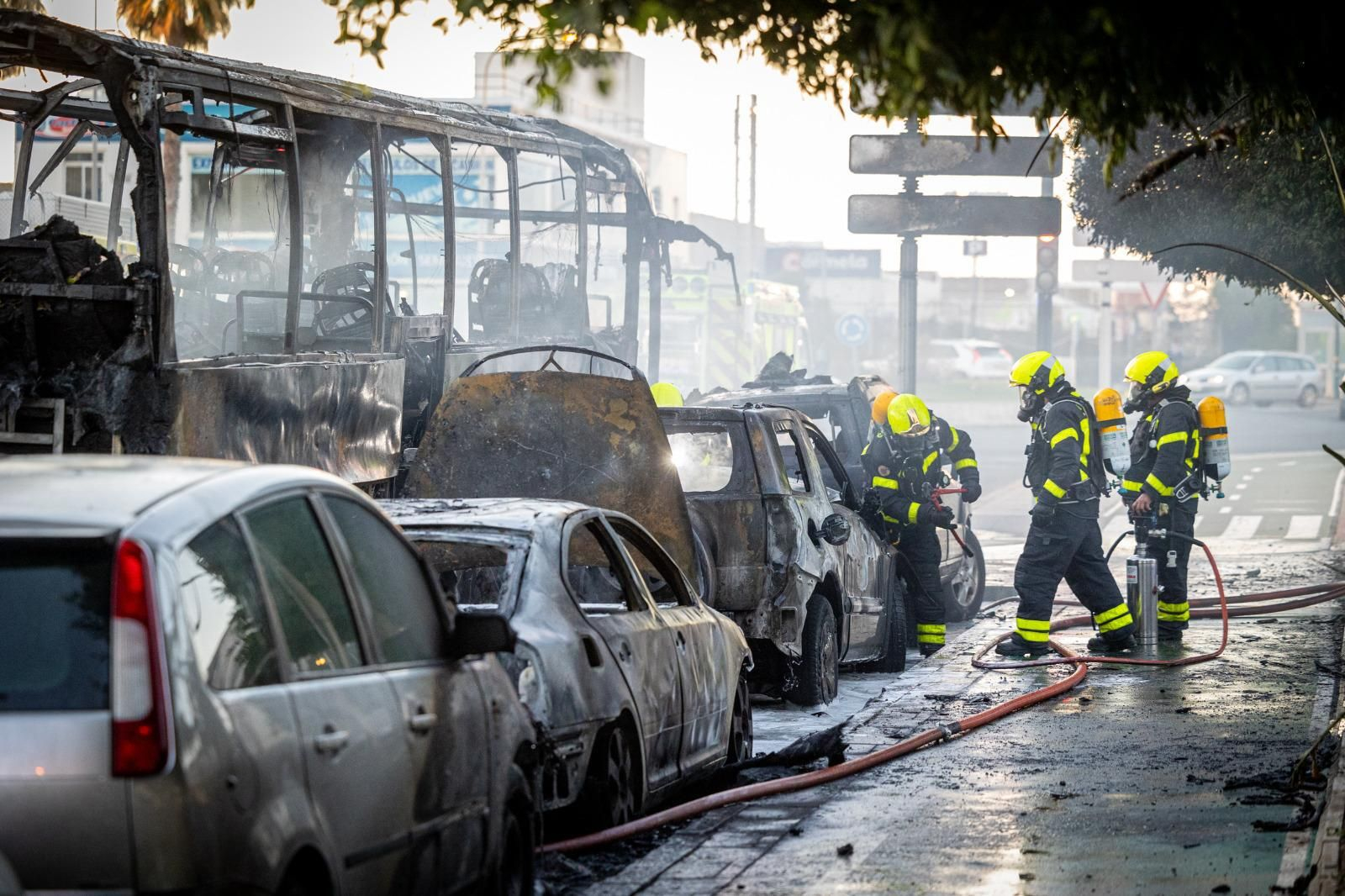 Así ha quedado el autobús que ha ardido esta mañana en Cádiz