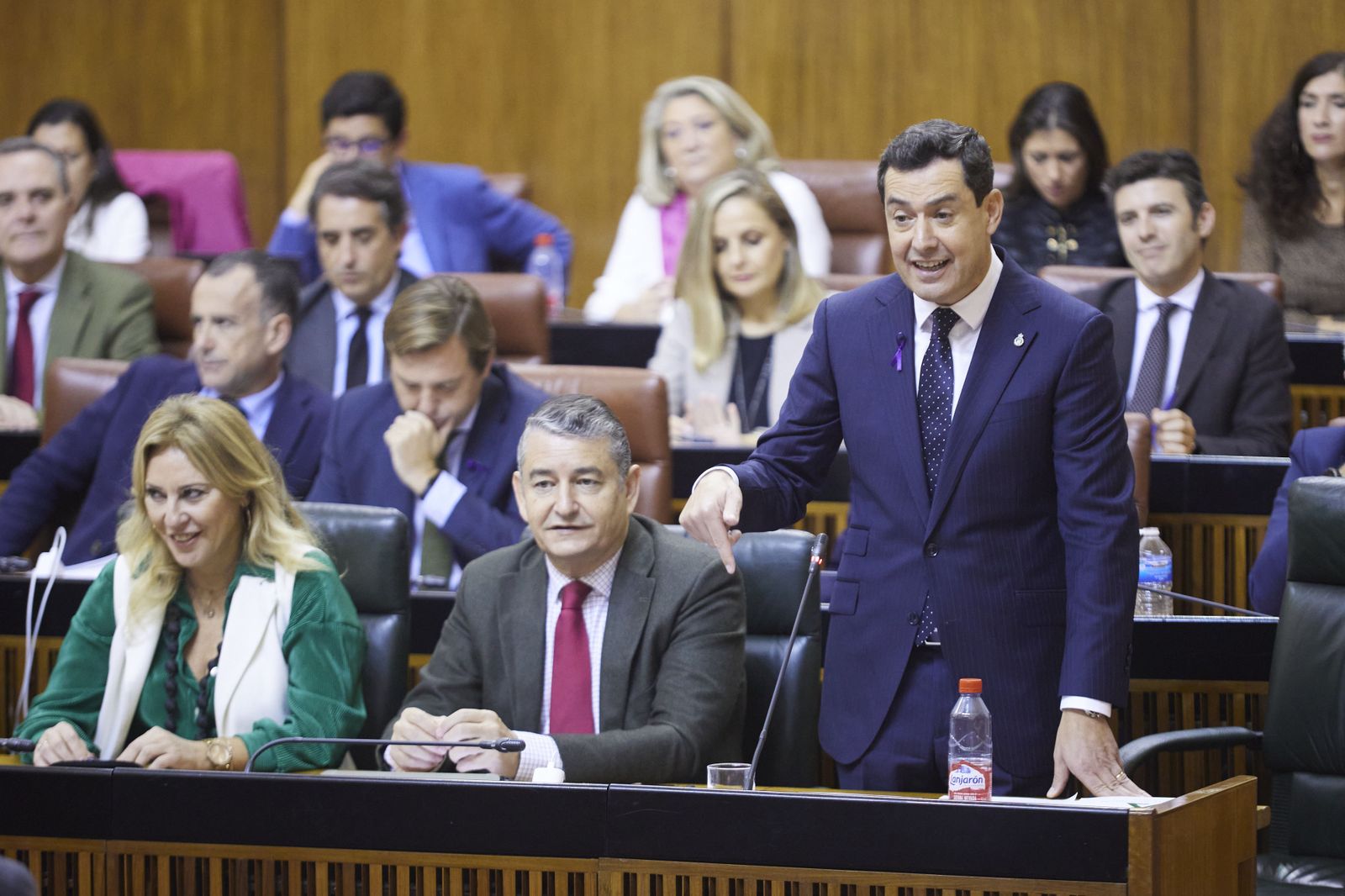 Juanma Moreno durante la sesión de control en el Parlamento andaluz.