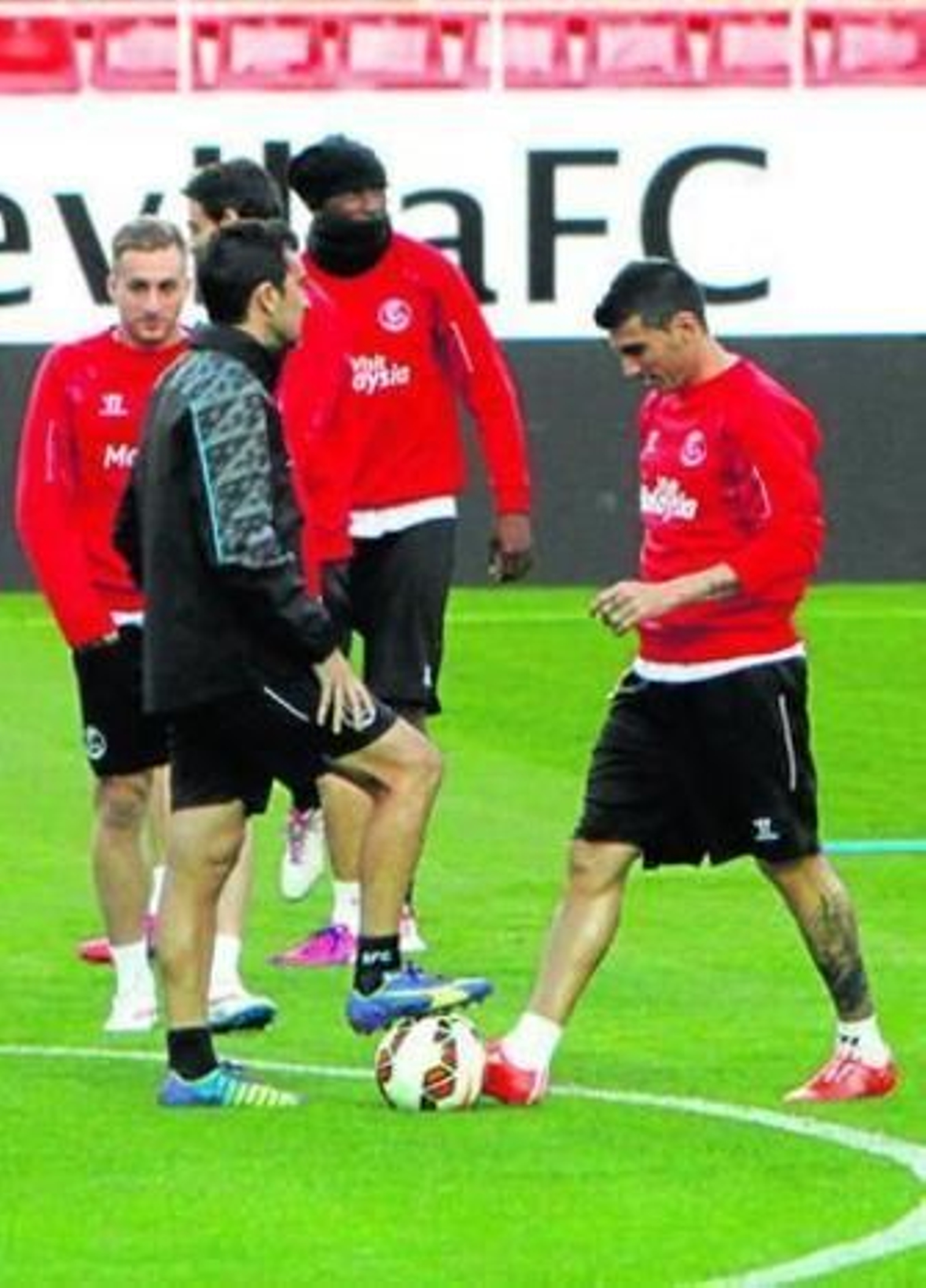 Reyes intenta quitarle el balón a Carcedo, ayudante de Emery, ante Deulofeu, Mbia y Pareja.