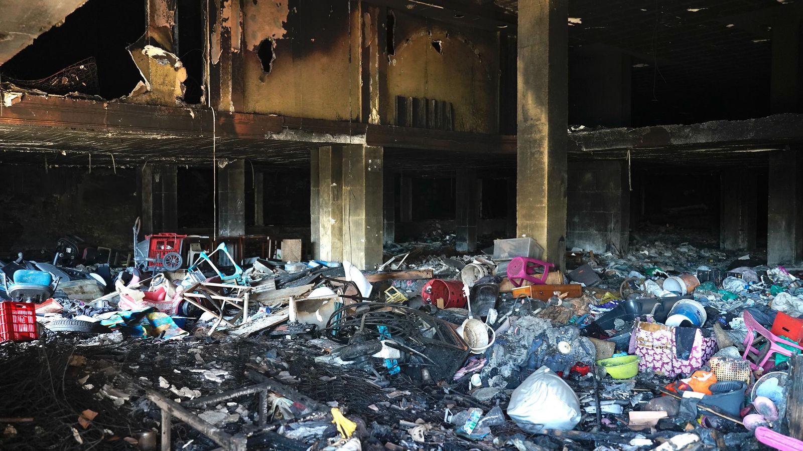 Fotos del edificio abandonado en la avenida Gesto por la Paz de Algeciras una semana después de incendiarse