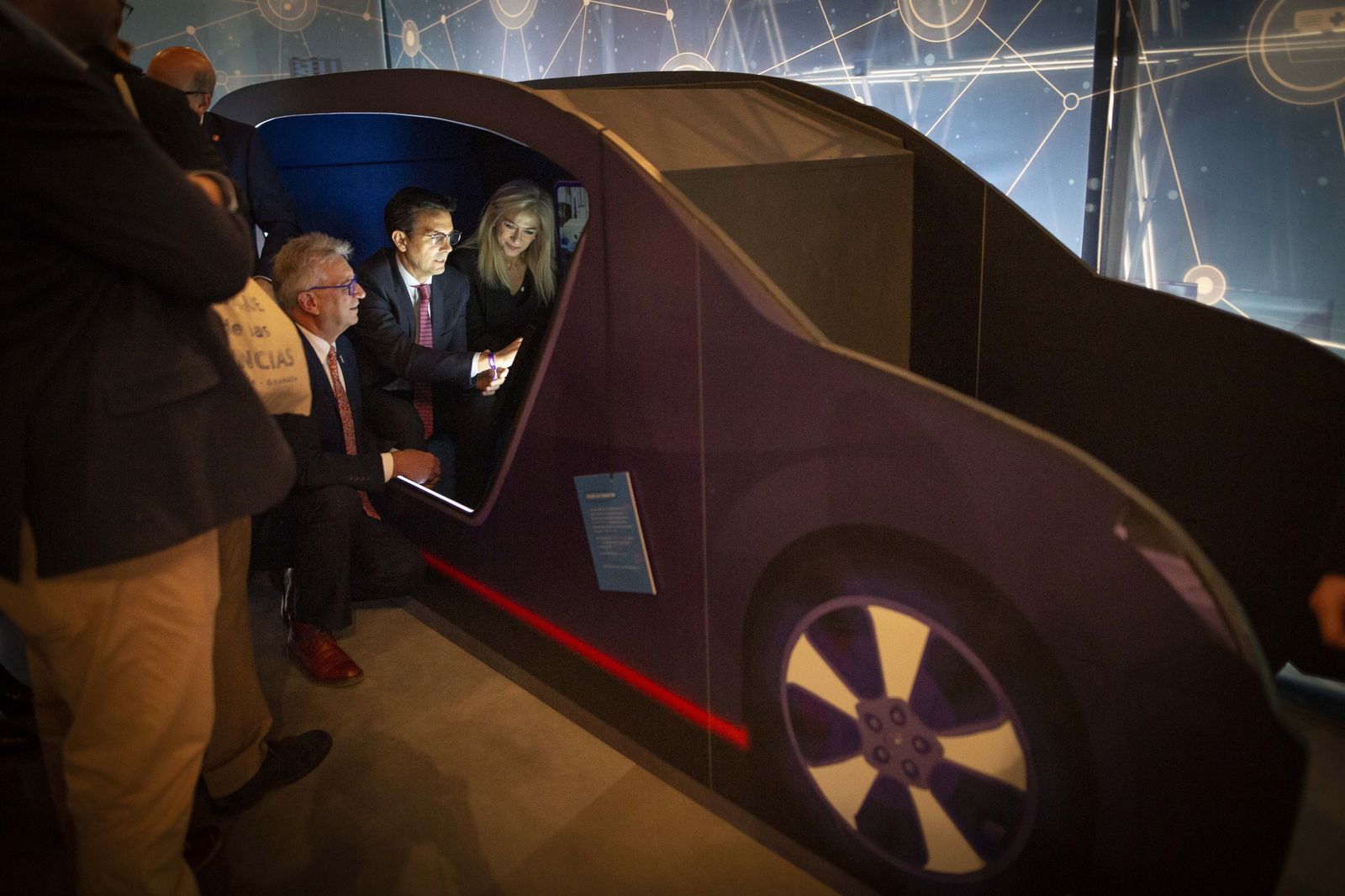 Luis Alcalá muestra a Francisco Cuenca y Patricia del Pozo una aplicación de la IA a la movilidad.