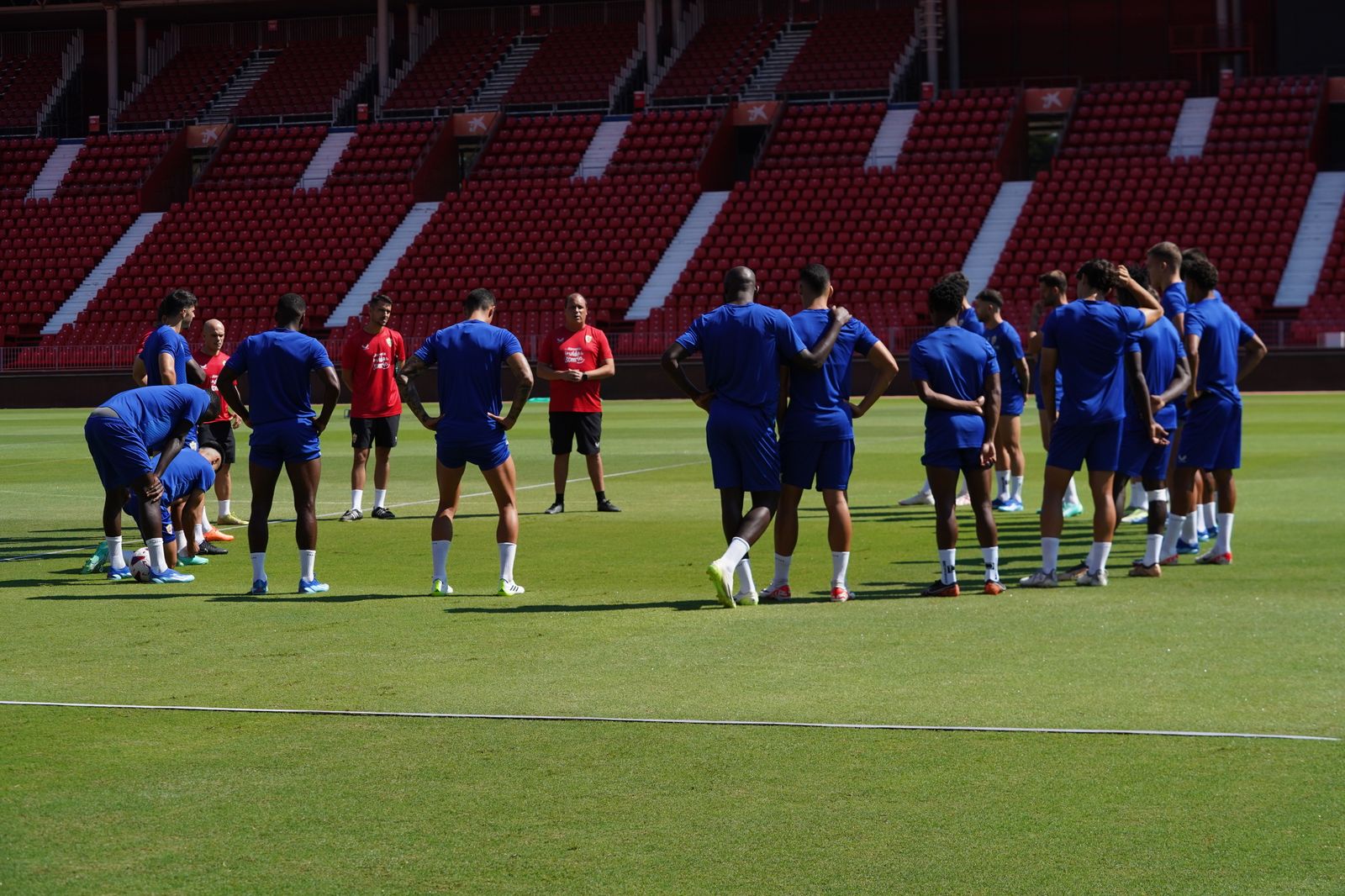 Alberto Lasarte se dirige a la plantilla indálica en el entrenamiento del viernes