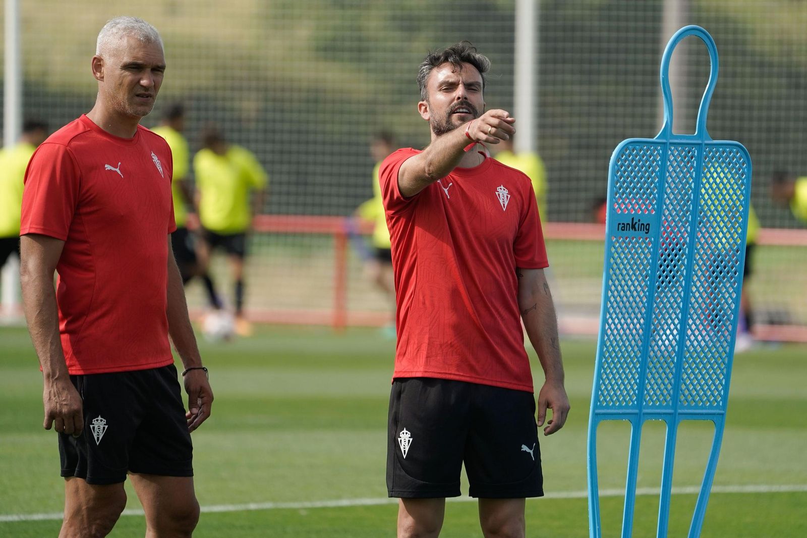 Rubén Albés dirige uno de los entrenamientos de esta temporada.