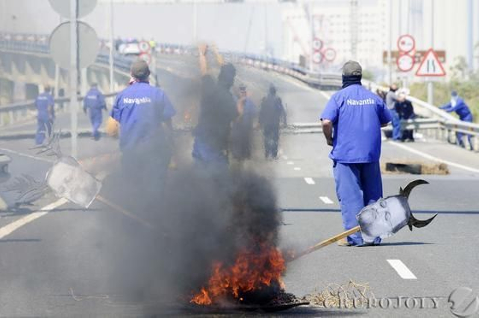 Los trabajadores de Navantia derribaron barreras y farolas y quemaron el pórtico de entrada al puente José León de Carranza.

Foto: Borja Benjumeda