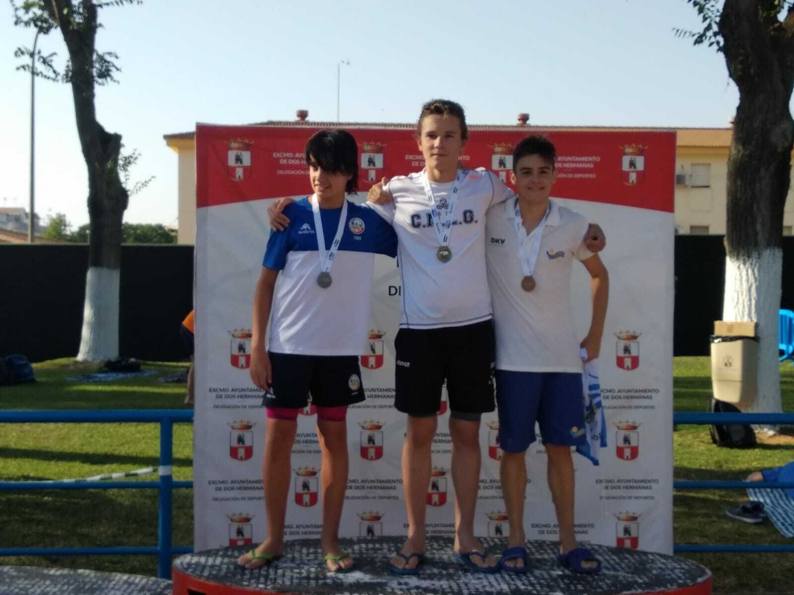Ángel Belinchón, con la medalla de bronce en el podio del Andaluz celebrado en Dos Hermanas.
