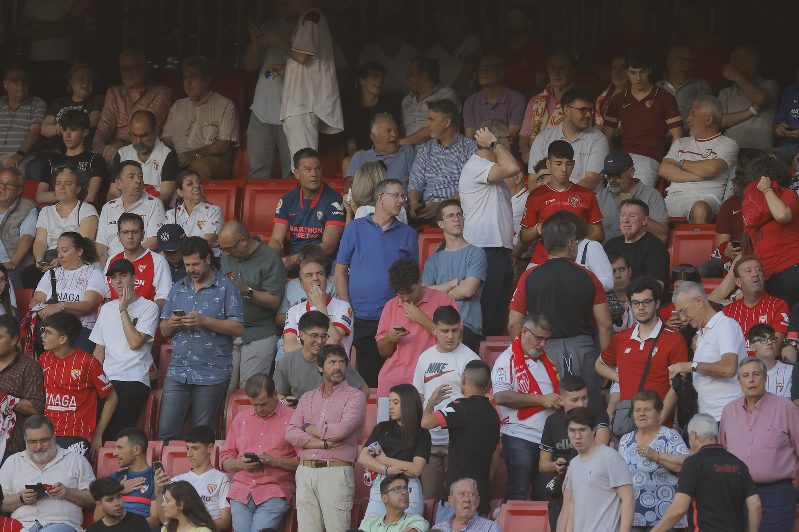 Búscate en las fotos del Sevilla-Girona