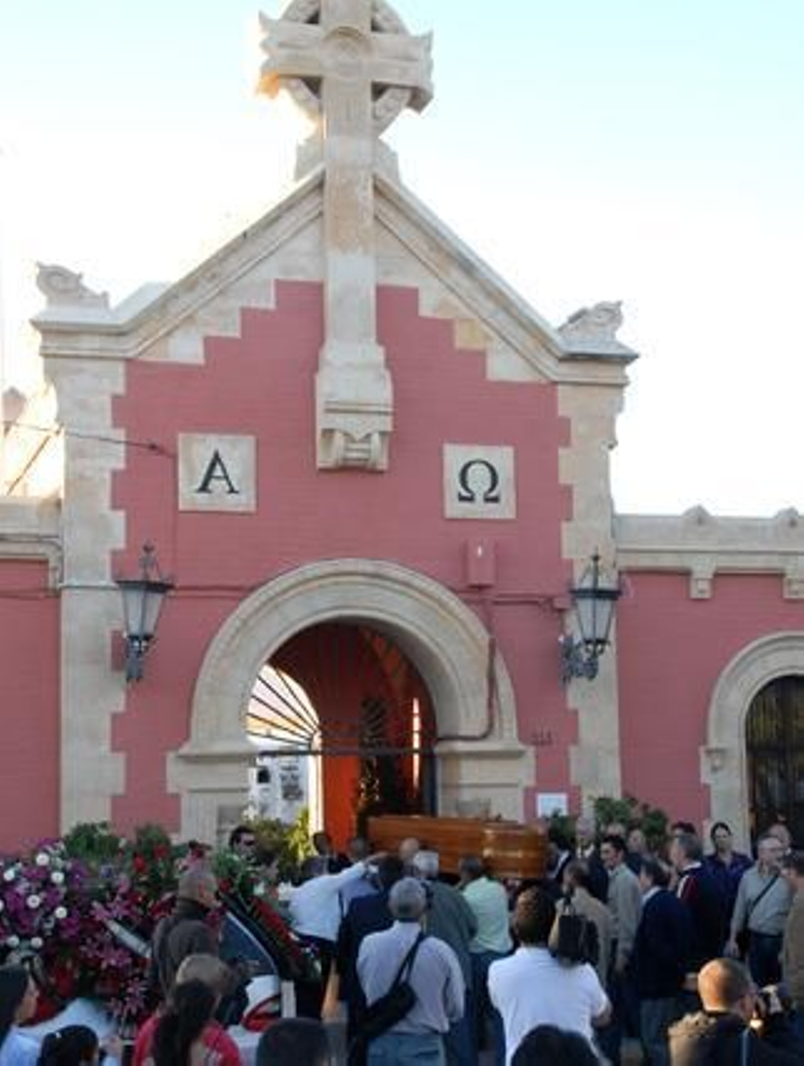 Amigos y familiares dan su último adiós al funcionario del Ayuntamiento isleño Manuel Pereira Fontao, asesinado el sábado.

Foto: Rioja