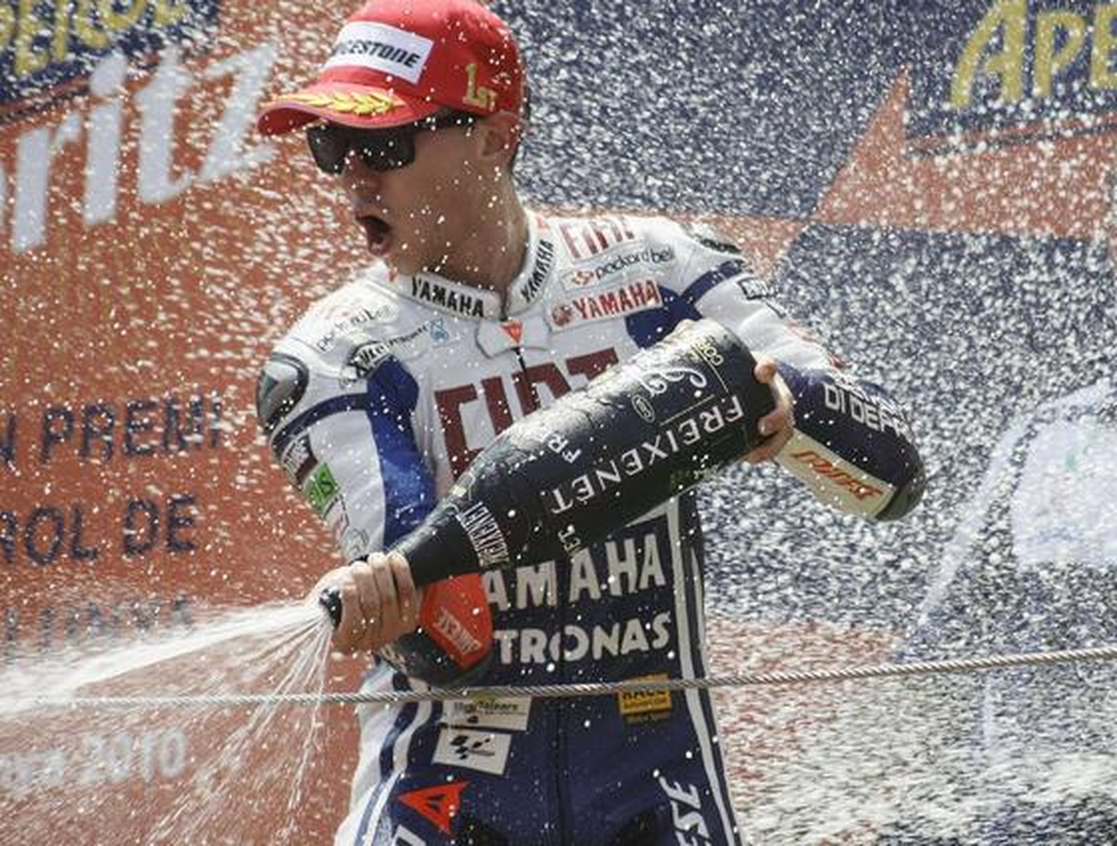 Lorenzo echando champán tras la entrega de premios.

Foto: Reuters