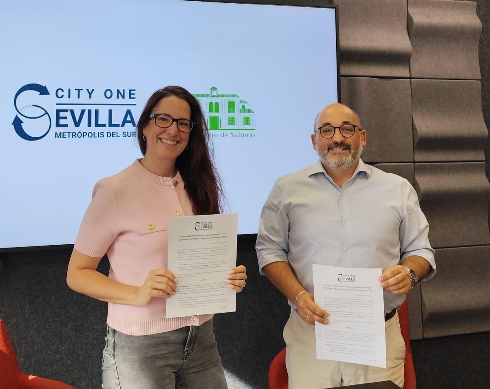Firma del acuerdo entre la asociación Sevilla City One, Metrópolis del Sur y el Ayuntamiento de Salteras
