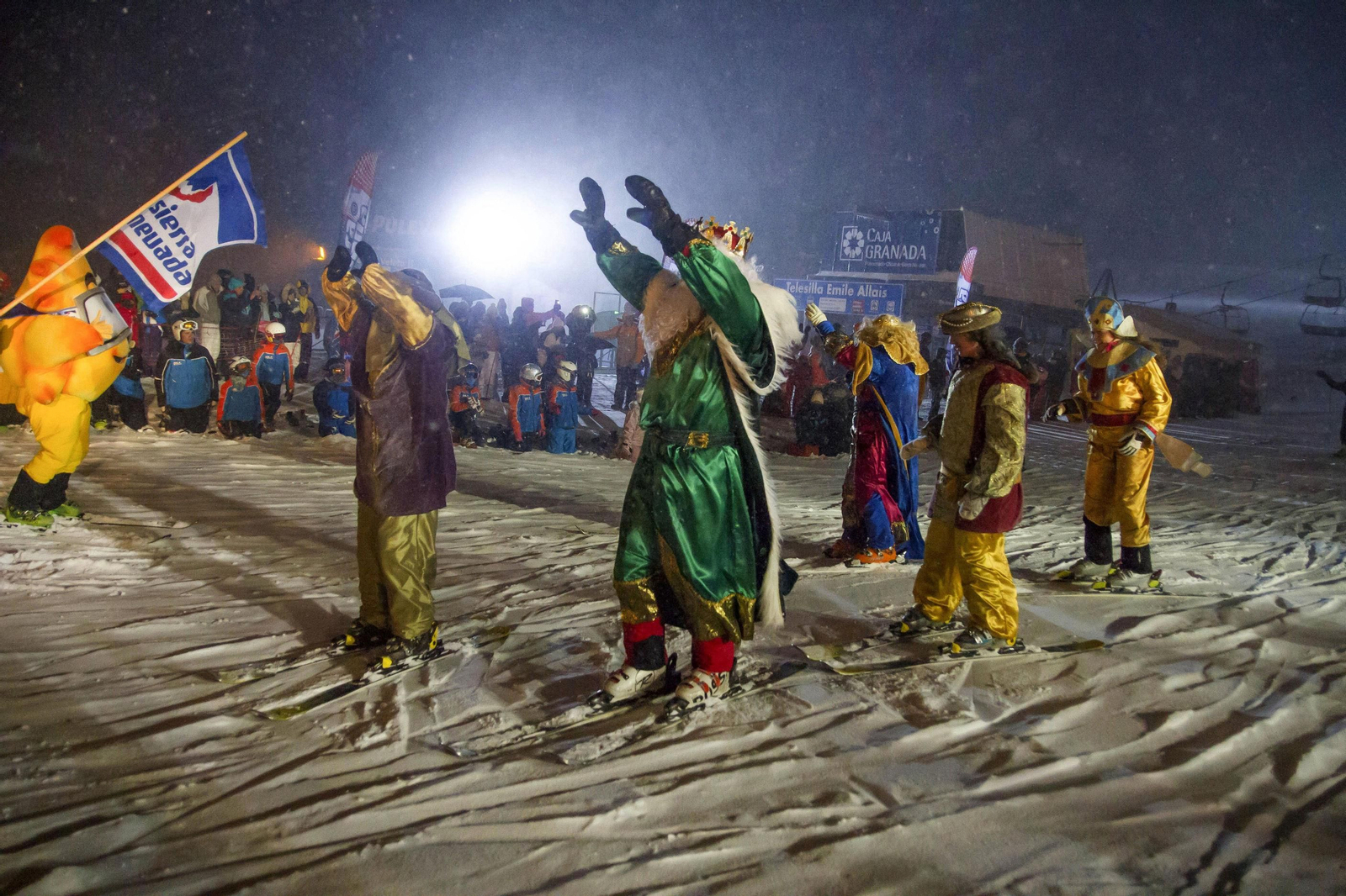 Melchor, Gaspar y Baltasar descienden esquiando en Sierra Nevada.