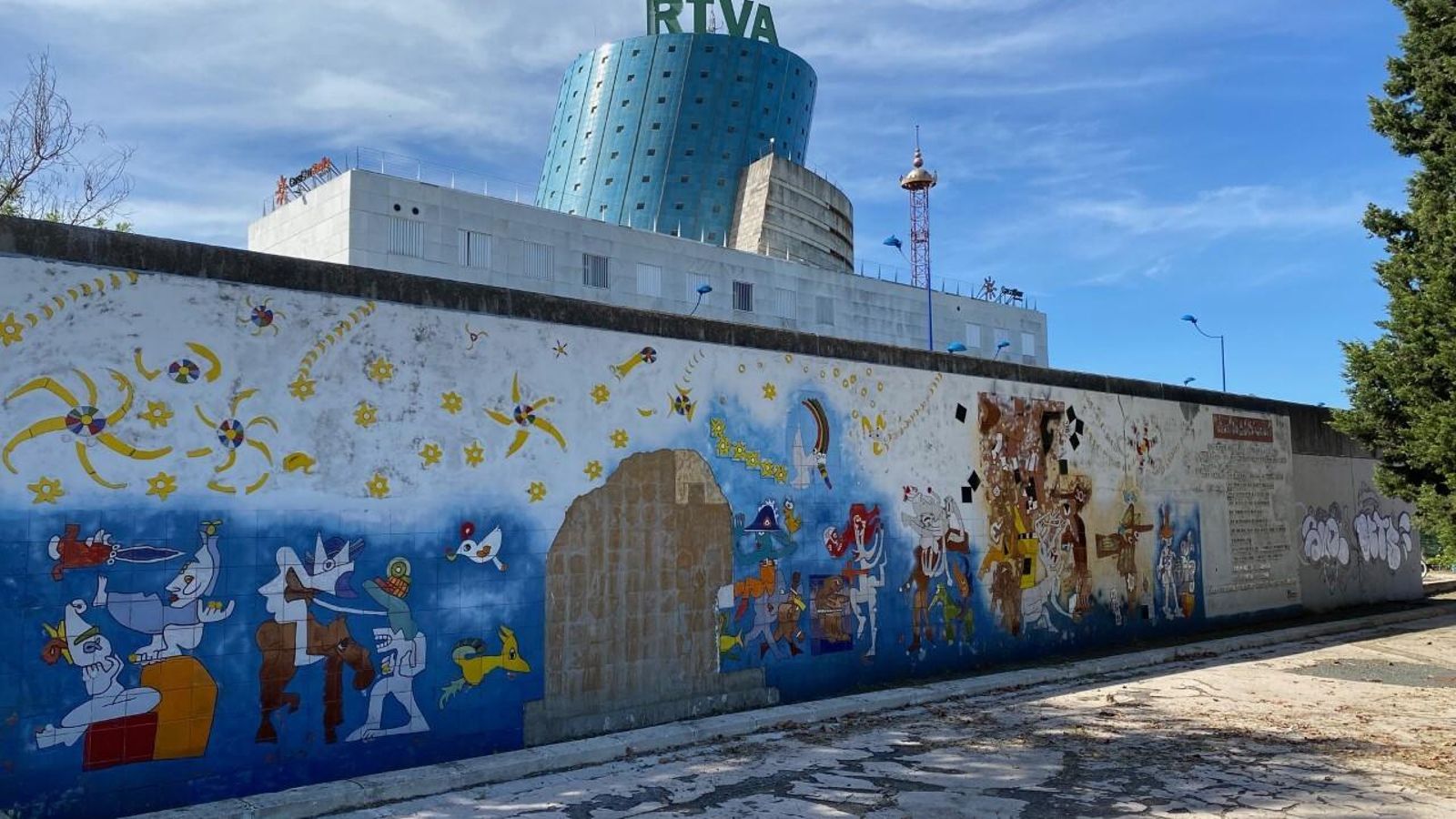 El mural 'Verbo América' con el hueco dejado por los azulejos desprendidos.
