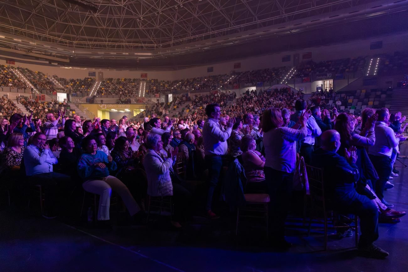 Así se disfruta en Jaén del concierto de Raphael, "Raphaelísimo"