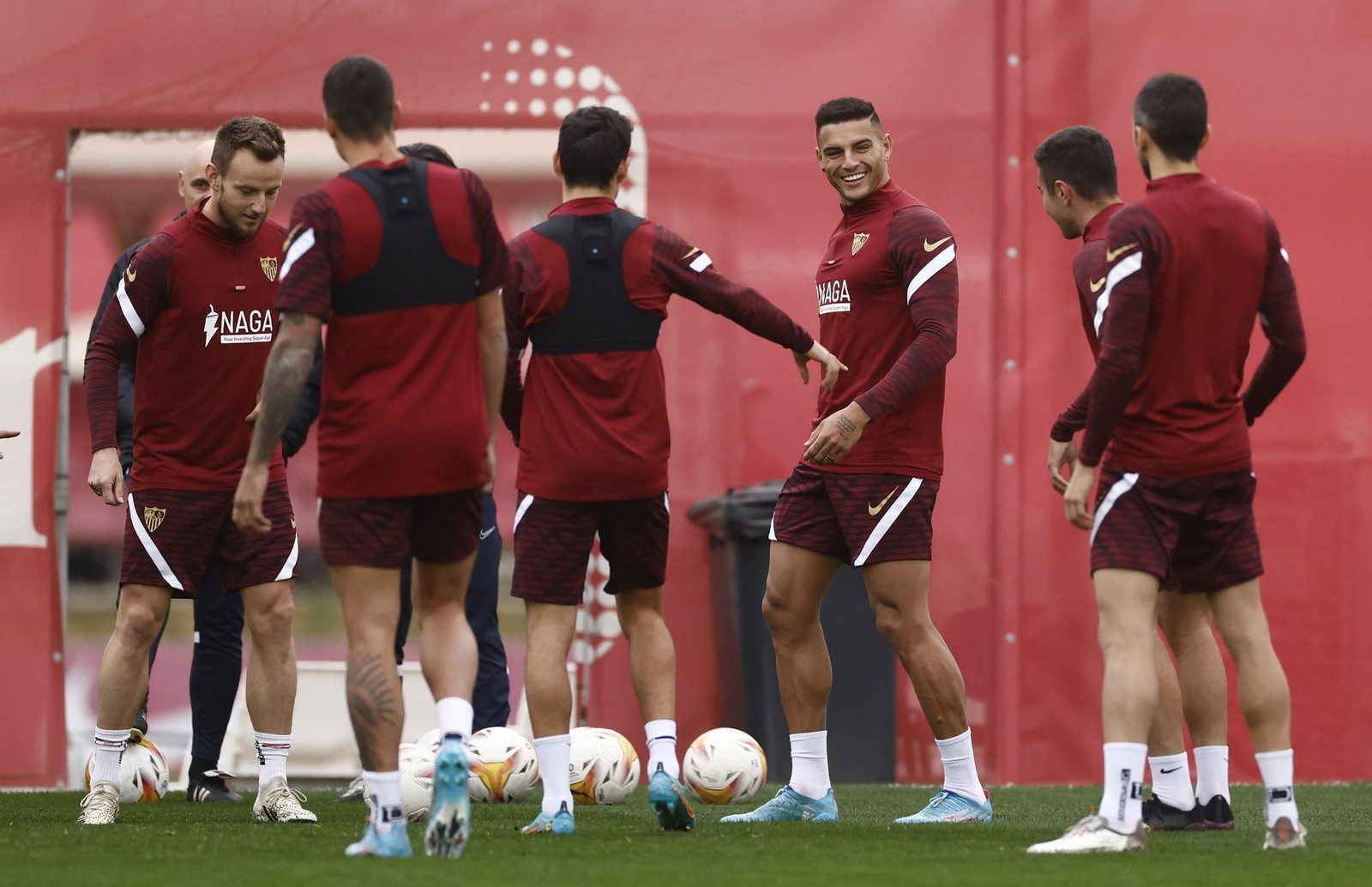 Diego Carlos, muy sonriente, en el centro de un grupo de futbolistas en la sesión de ayer.