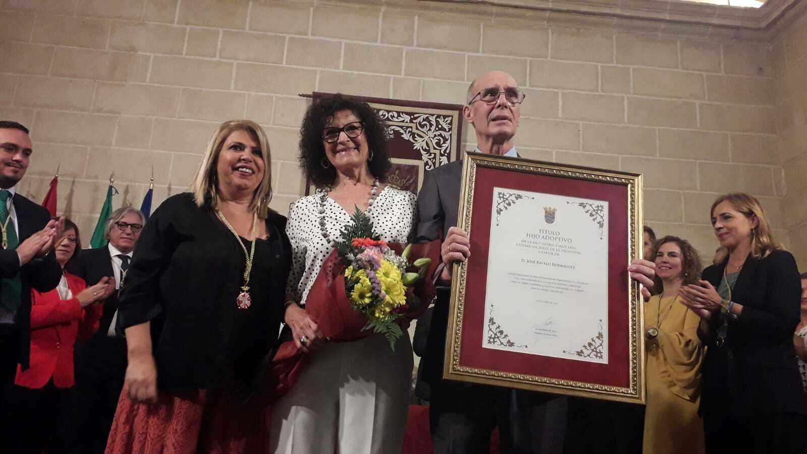 Pepe Ravelo recibe, junto a su mujer, el título de Hijo Adoptivo de manos de la alcaldesa.