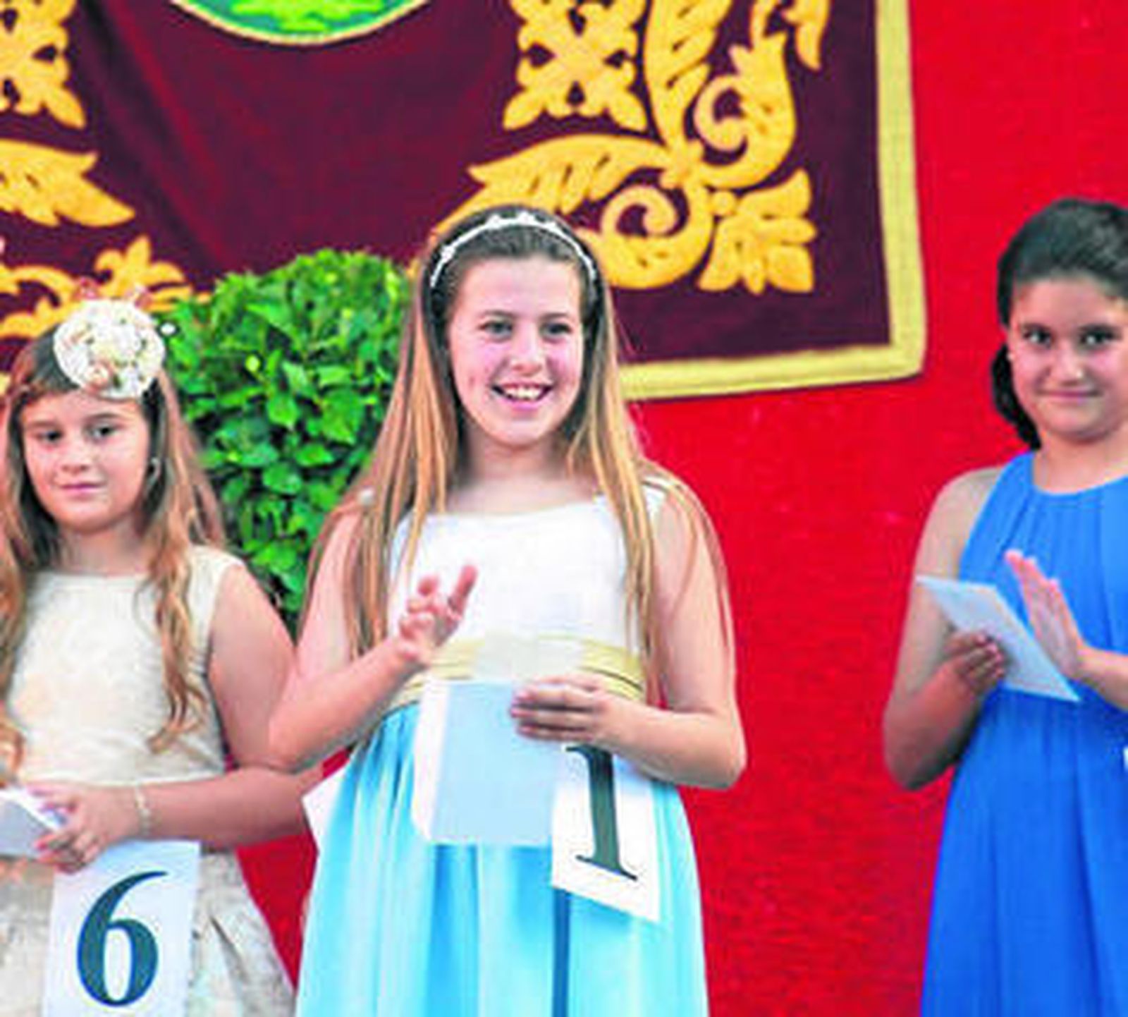 La reina saliente impone la banda a Anabel Núñez como reina de la Velada y Fiestas de 2015.