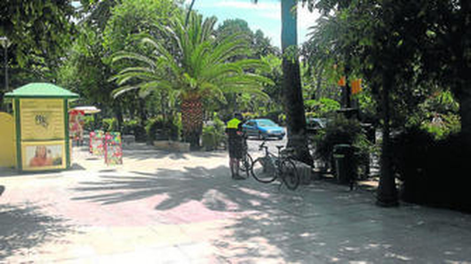 Uno de los agentes de la Policía Local situado ayer en el Paseo del Parque y que sancionó a varios ciclistas.