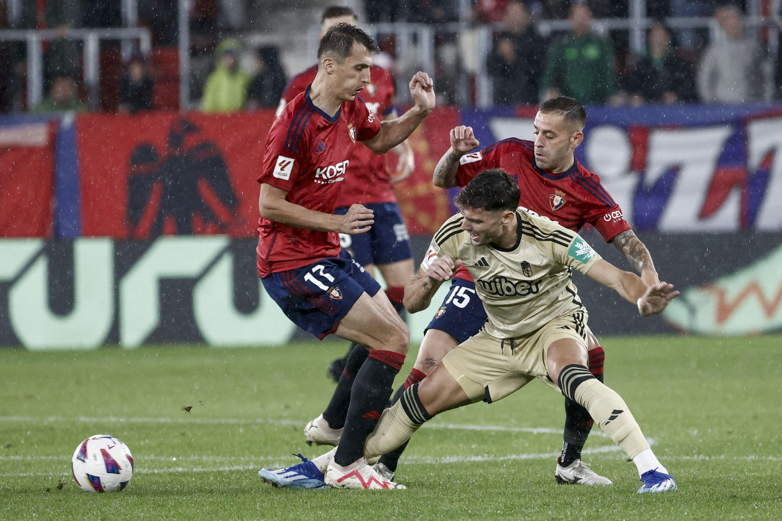 Los rojiblancos cayeron en Pamplona ante Osasuna en el partido de la primera vuelta.