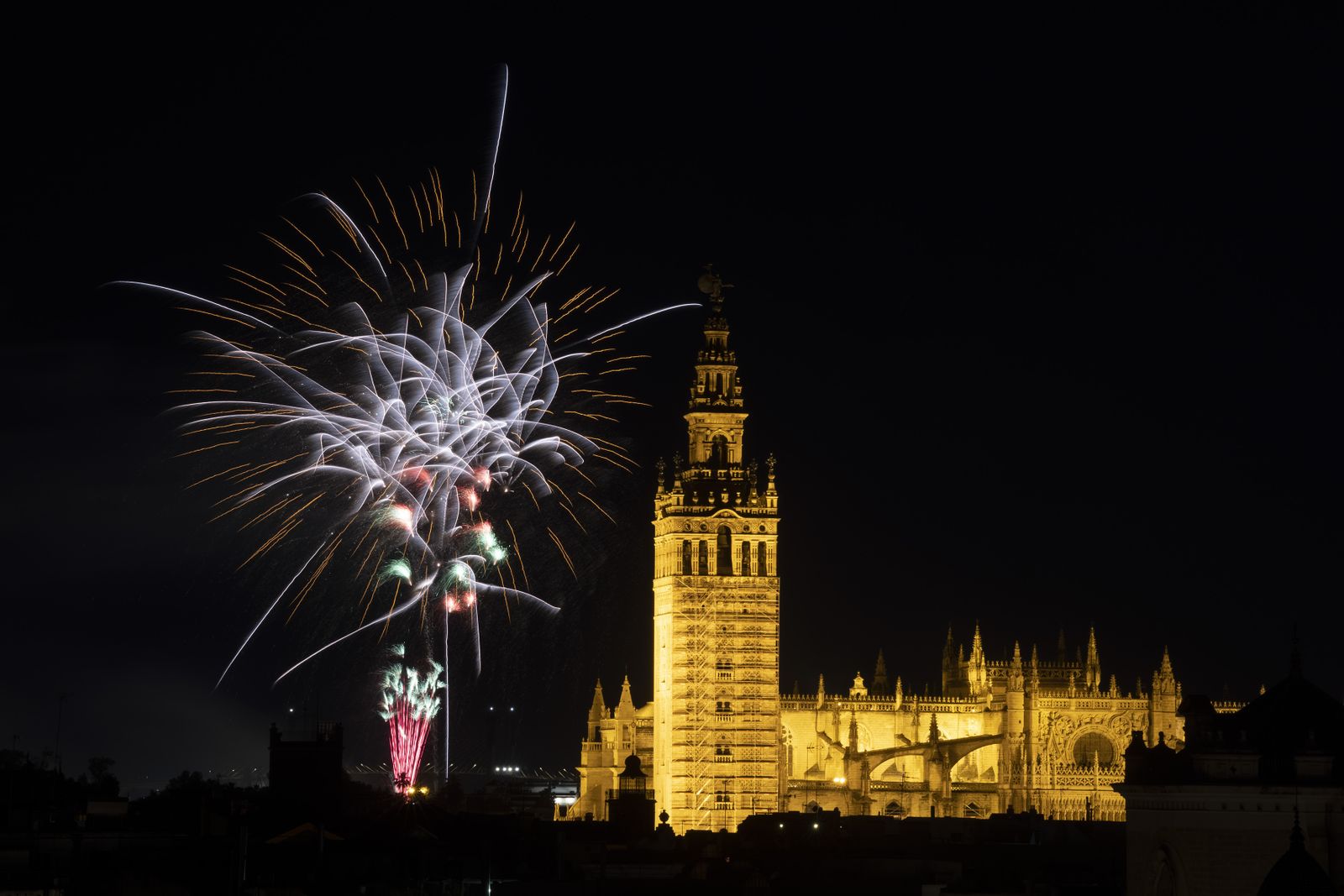El espectáculo de fuegos artificiales de la Feria de Sevilla  2023