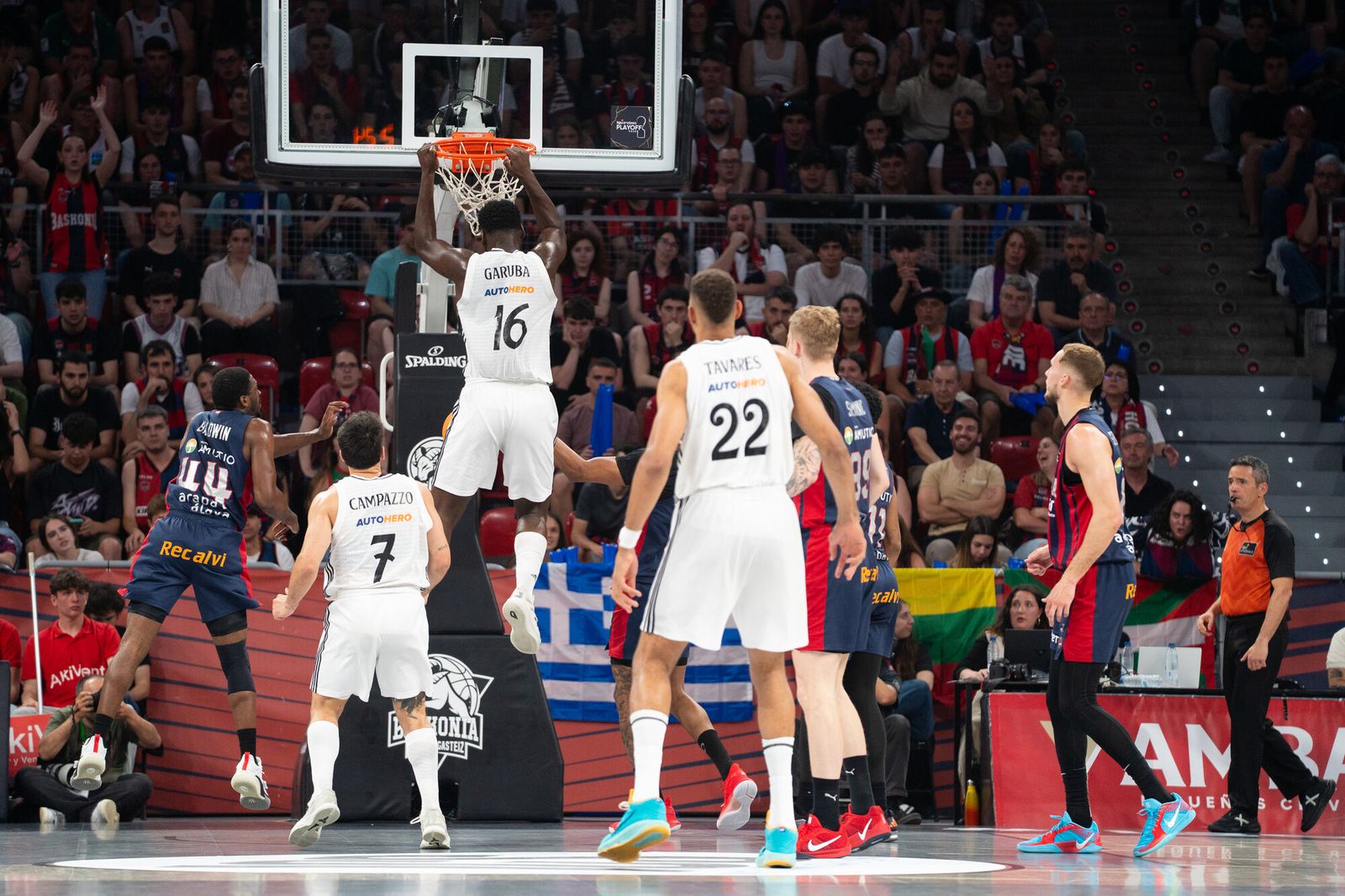 El Madrid tumba al Baskonia y espera a Unicaja o Barcelona en semifinales