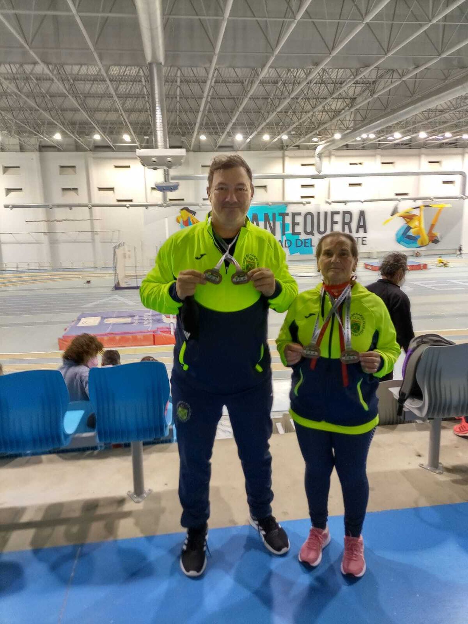 Vicenta Quintero Rodríguez y Severino Sequera Barrera posan con sus medallas.