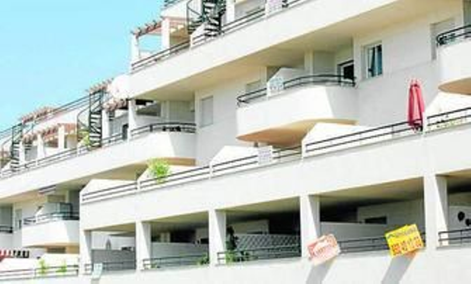 Un edificio de viviendas en Añoreta.