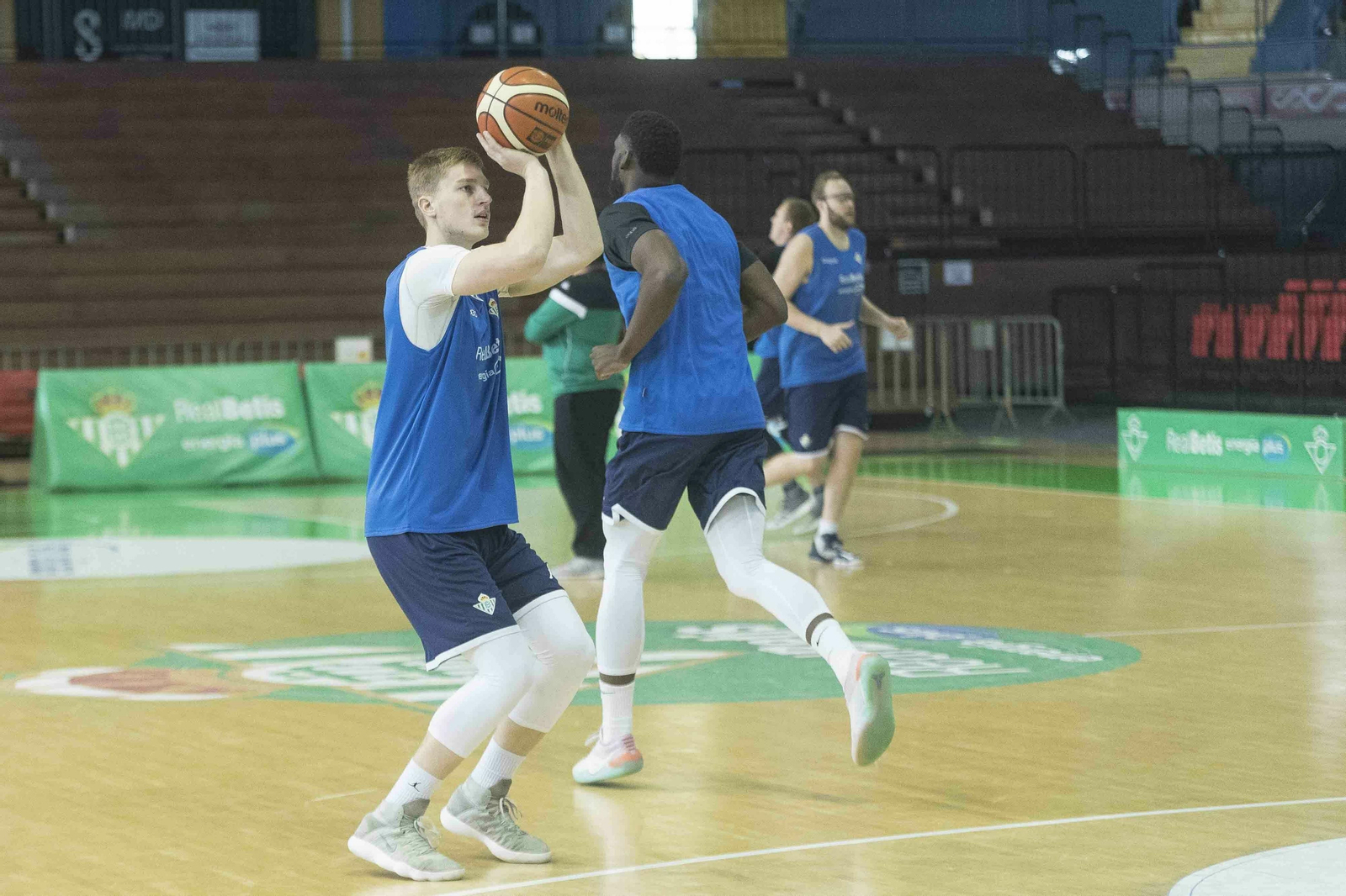 Malmanis lanza a canasta durante un entrenamiento en San Pablo.