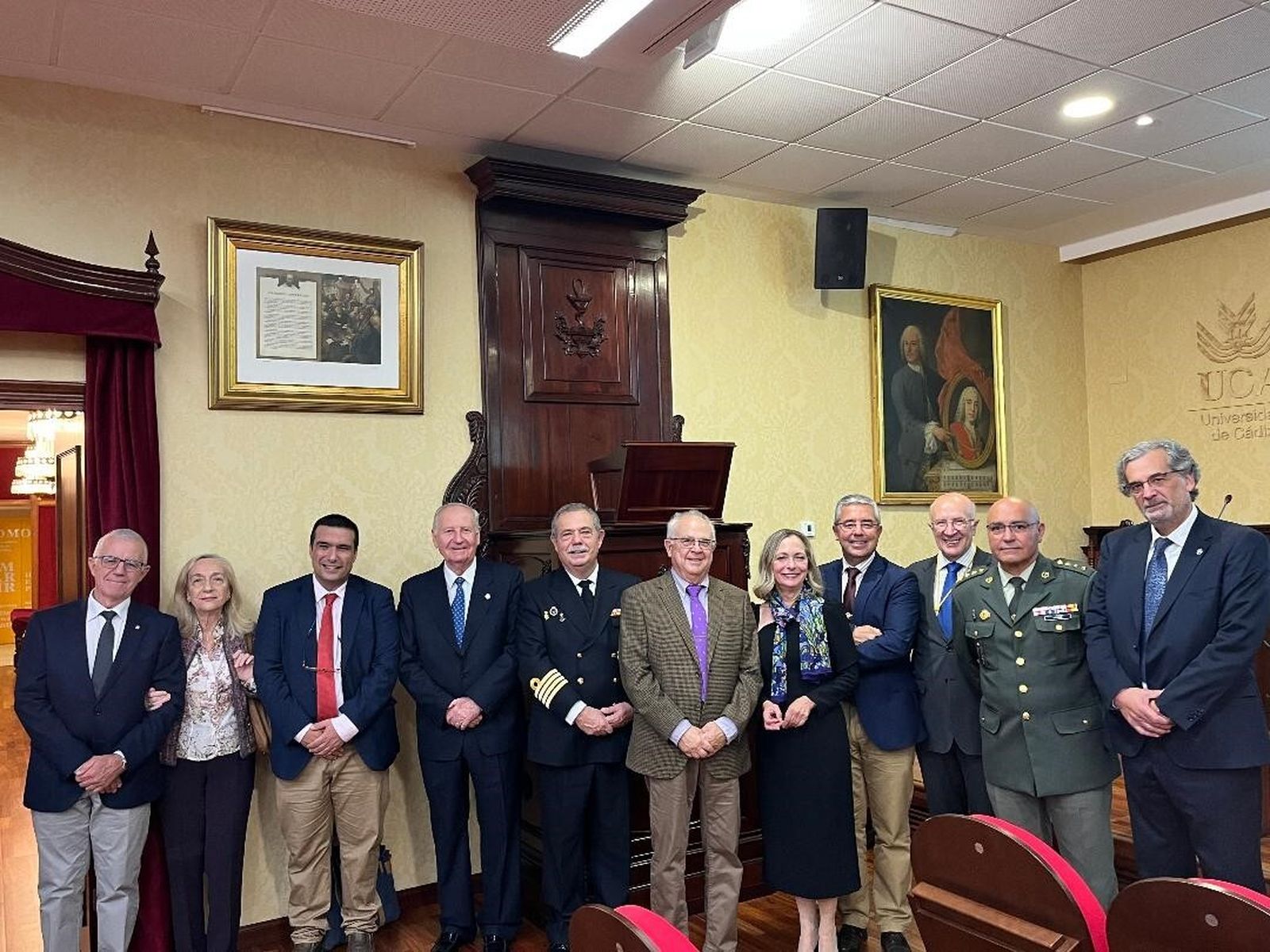 La conferenciante Felicidad Rodríguez con Juan Manuel García Cubillana, María Matures, Francisco Glicerio Conde Mora, José Enrique de Benito, Juan Aguilar, José Manuel Blanco Villero, Antonio Pazos, José Antonio Girón, José de las Heras y José Almenara.