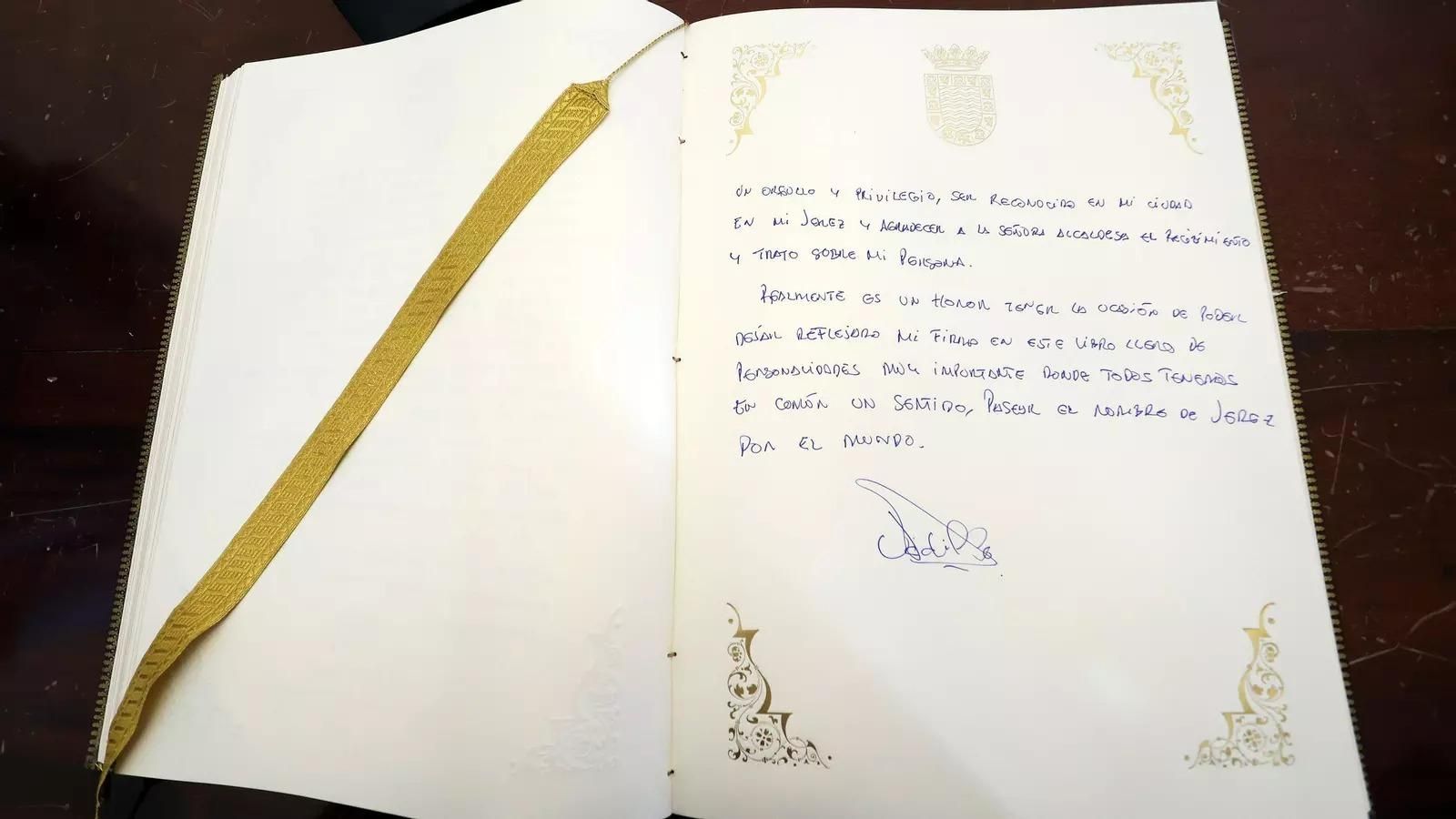 Detalle de la firma de Antonio Vadillo en el Libro de Honor de la Ciudad. Detalle de la firma de Antonio Vadillo en el Libro de Honor de la Ciudad.