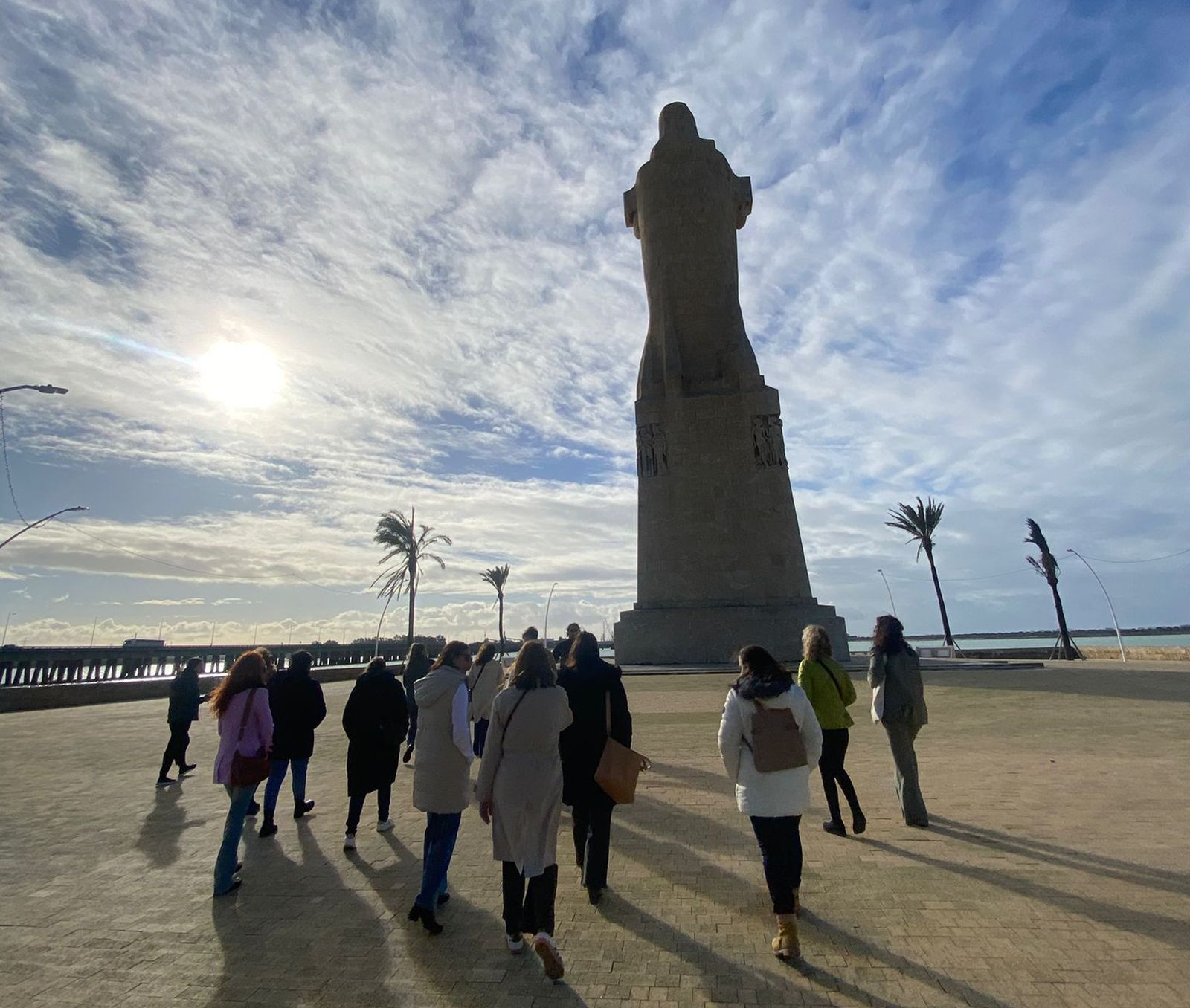 Visita al monumento a Colón de Huelva durante un famtrip.