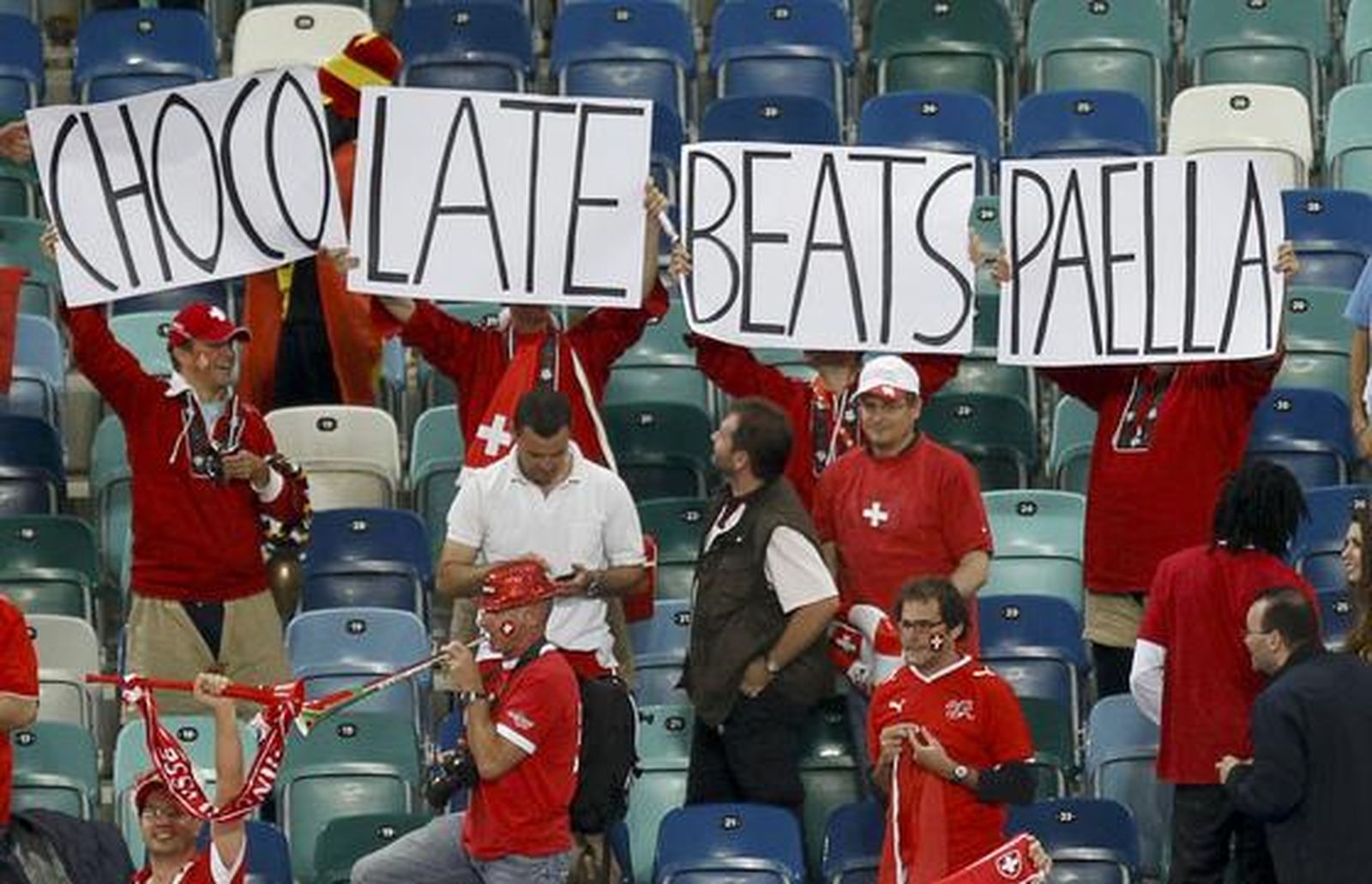 La hinchada suiza creía en la sorpresa. / Reportaje gráfico: EFE, Reuters, AFP