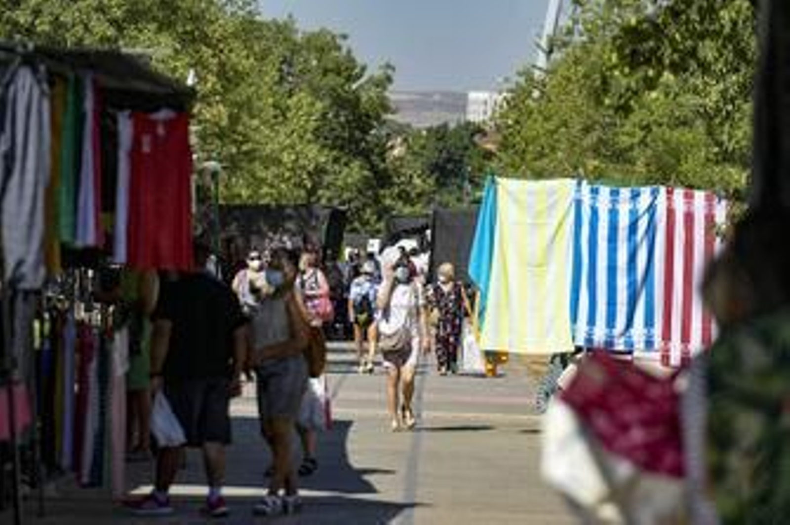Fotos: así ha sido el regreso del mercadillo en el Zaidín de Granada