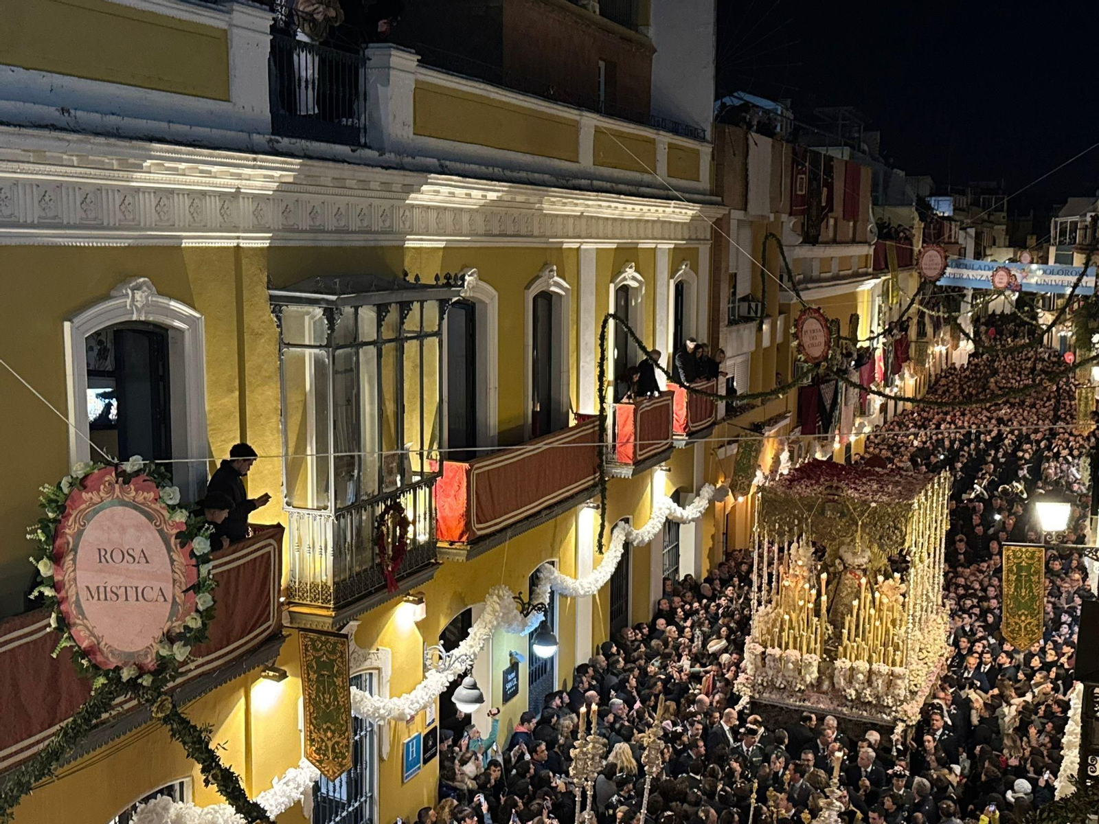 El regreso de la Macarena por la calle Parras