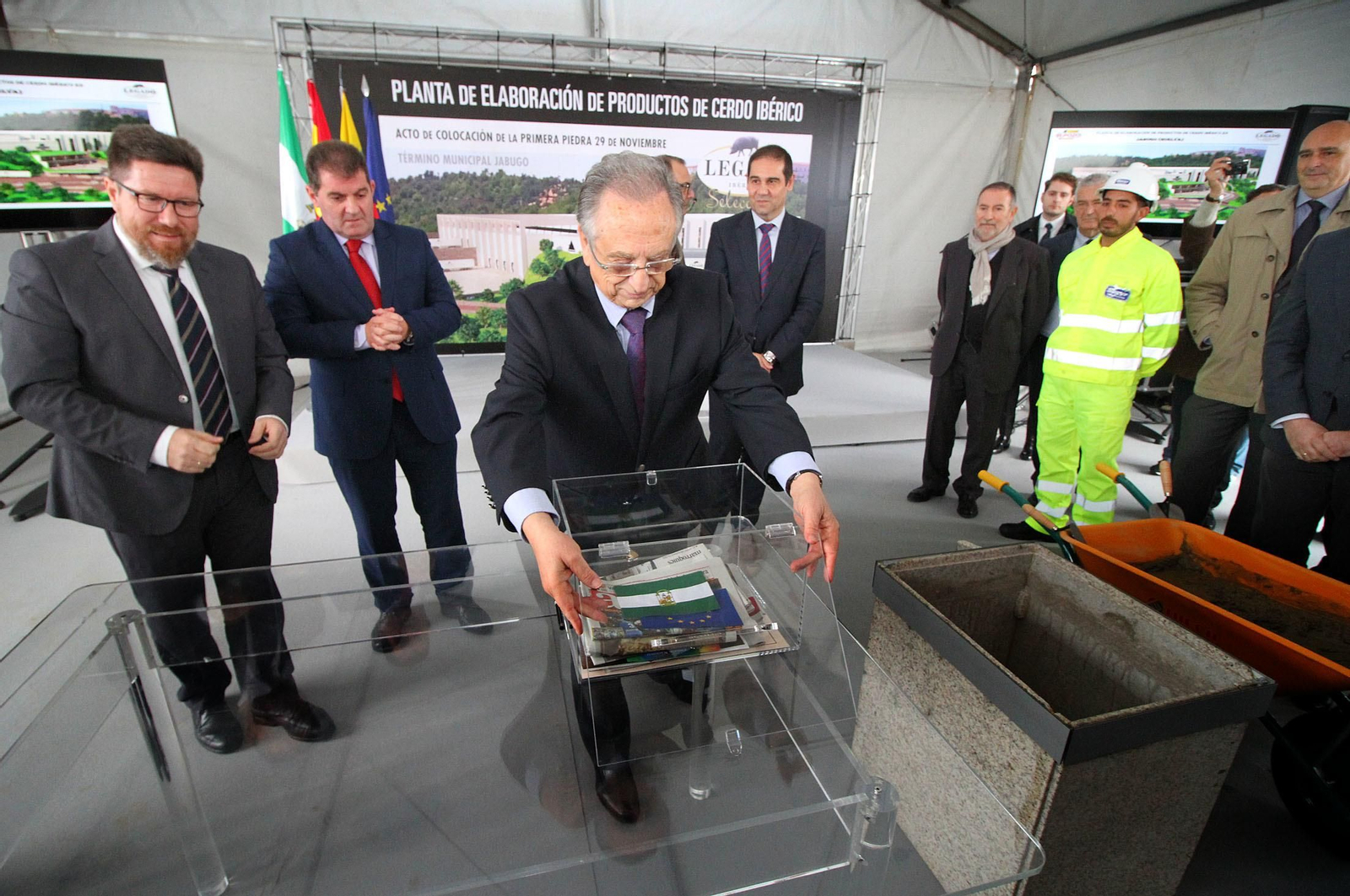 Imágenes de la colocación de la primera piedra de la planta de ElPozo en Jabugo.