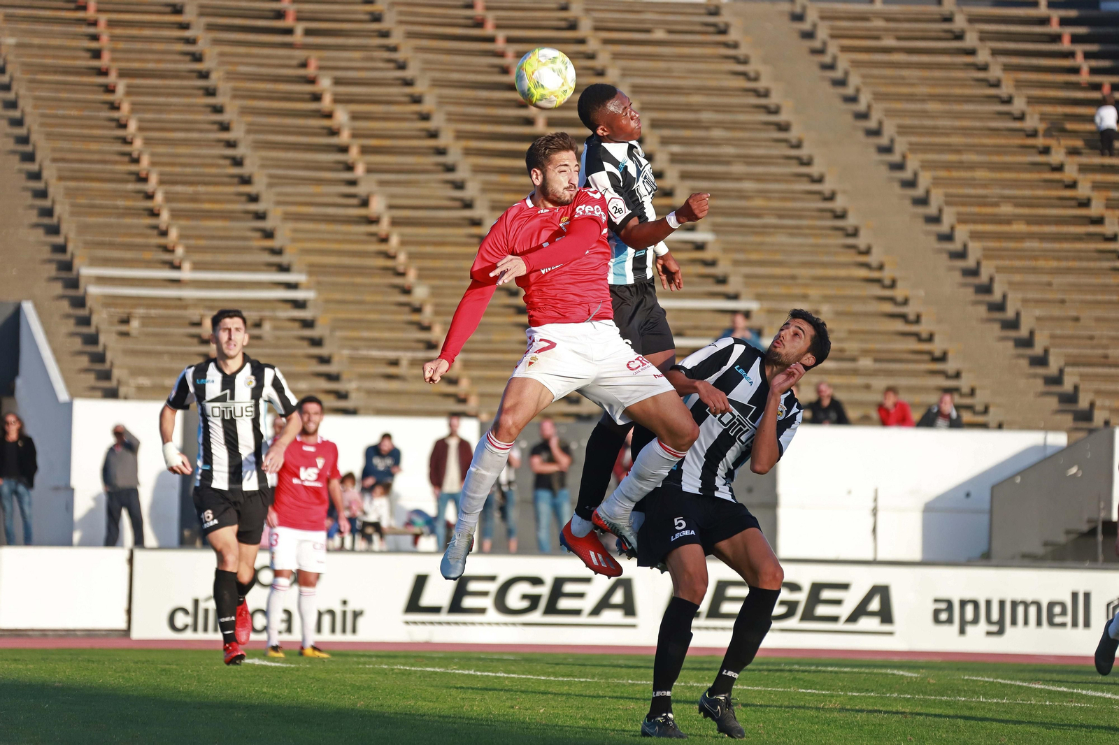 Peque salta con Bandaogo, que será su compañero, en el Balona-Murcia de la pasada campaña