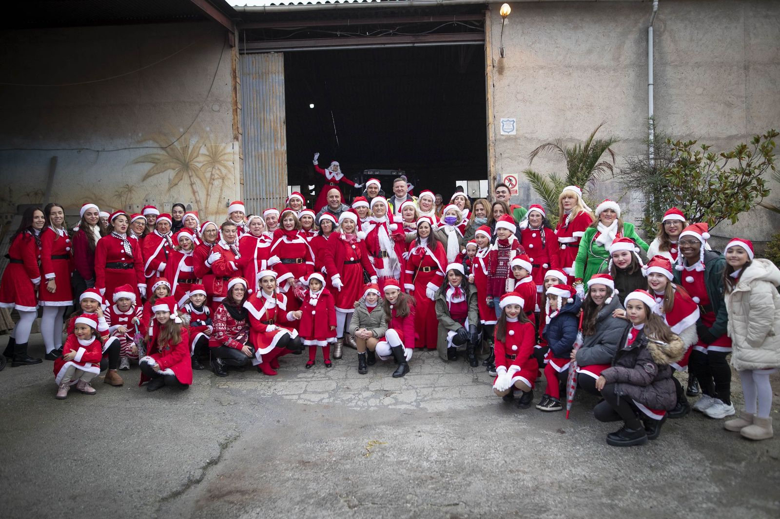 Única en España: las mejores imágenes de la cabalgata con 200 Mamá Noel en Otura