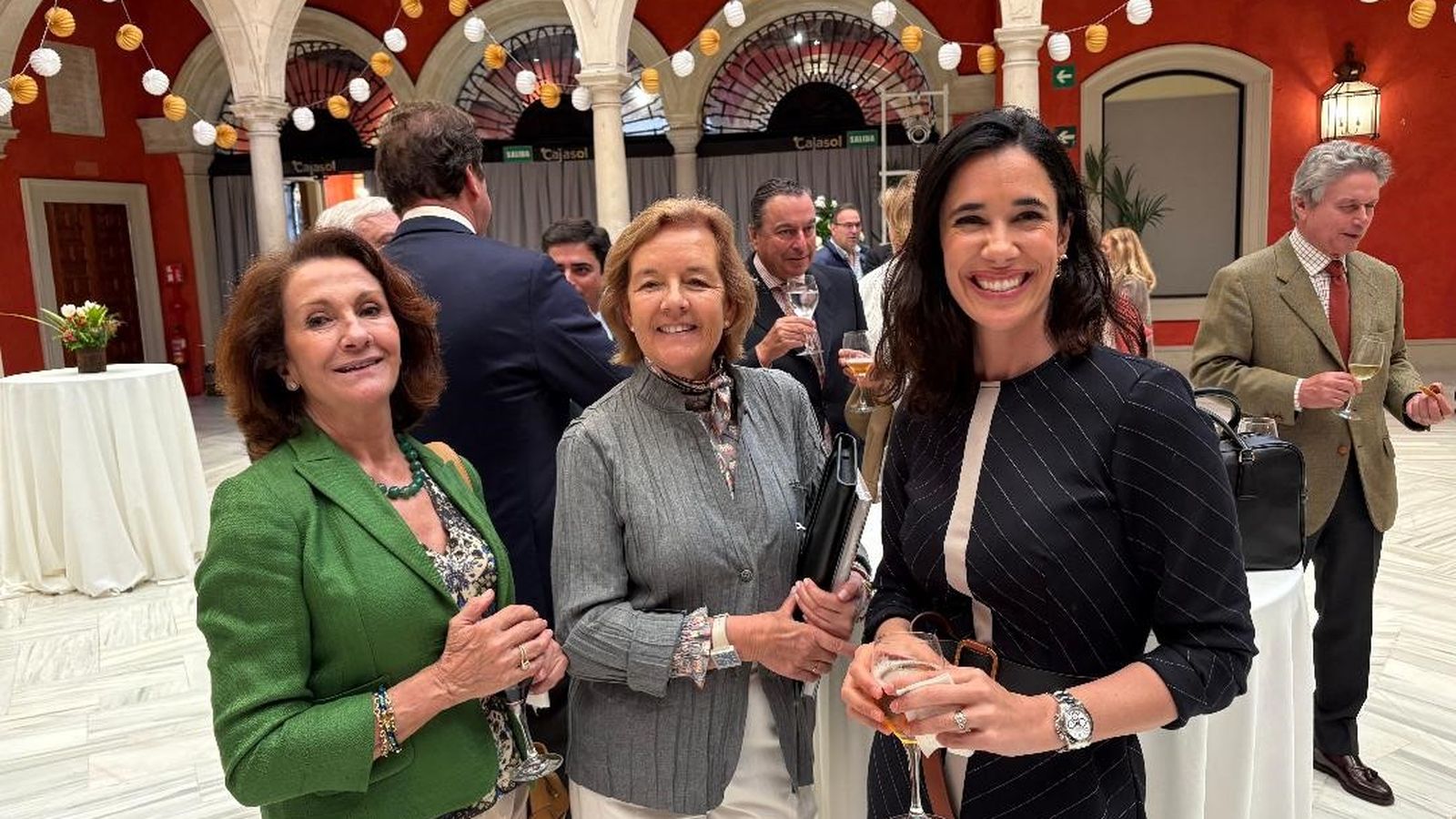 Lucía León, María Osborne y África Serra Díez, durante el cóctel.