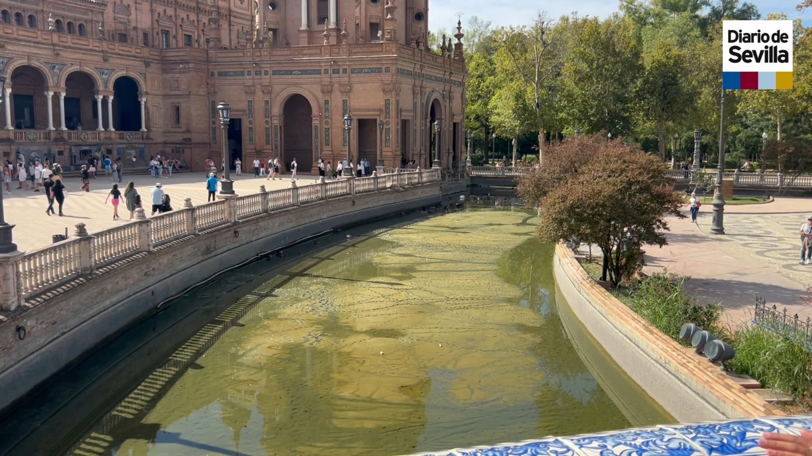 El Ayuntamiento vacía la ría de la Plaza de España para la limpieza y restauración