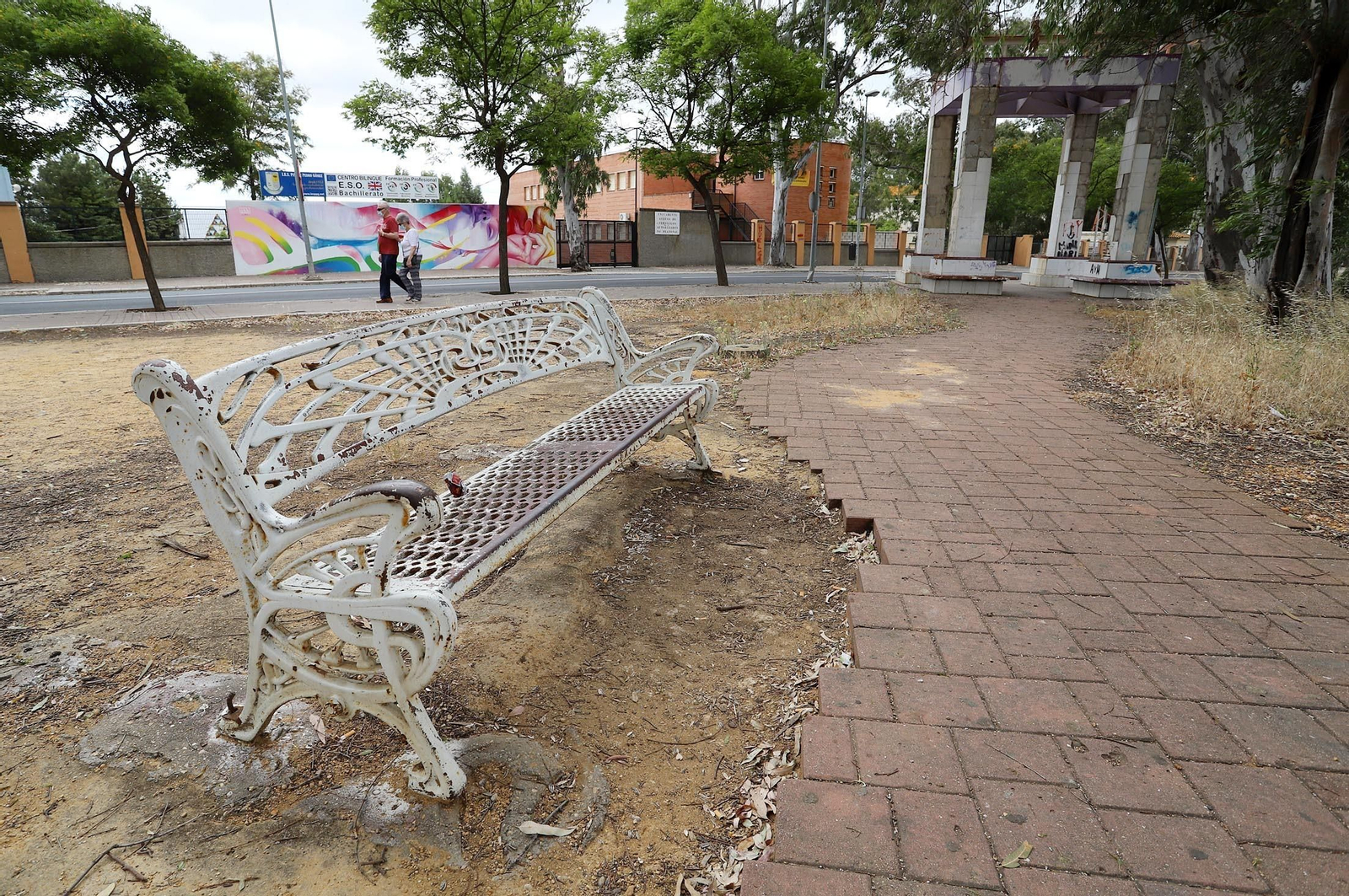 Imágenes de la suciedad, deterioro y abandono de los miradores del Conquero