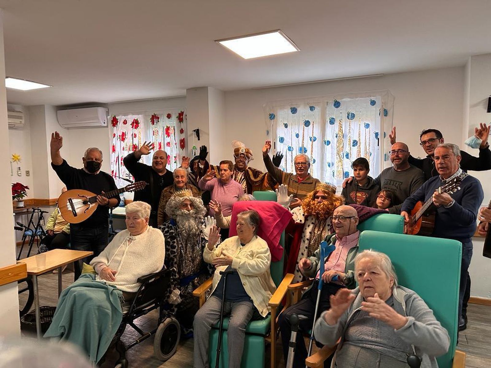 Música, rondallas y serenatas: la tradición navideña de un grupo de la Costa que acerca la música a residencias y centros de salud