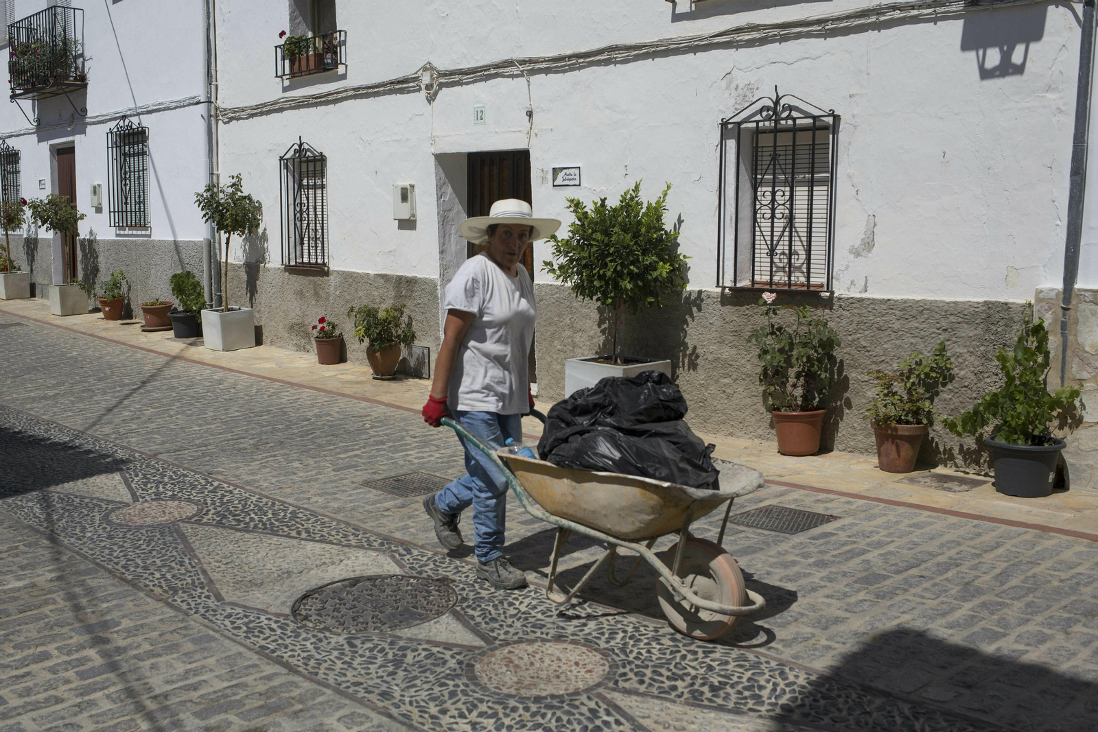 Vecina de Atajate trabajando en labores de limpieza