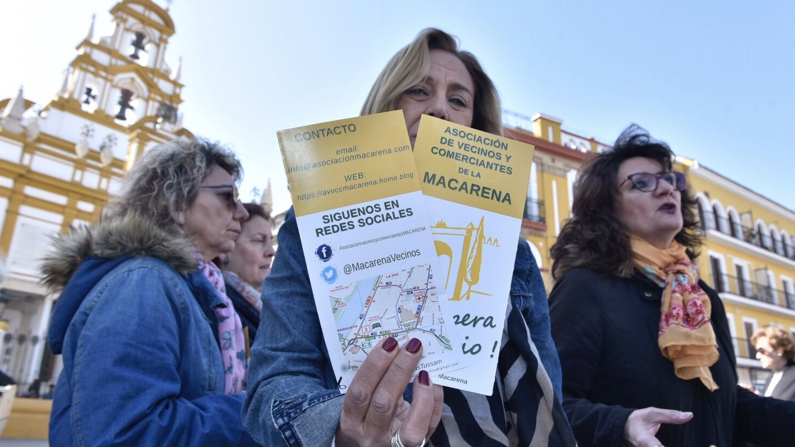 Los trípticos  repartidos por la Asociación de Vecinos y Comerciantes de la Macarena.