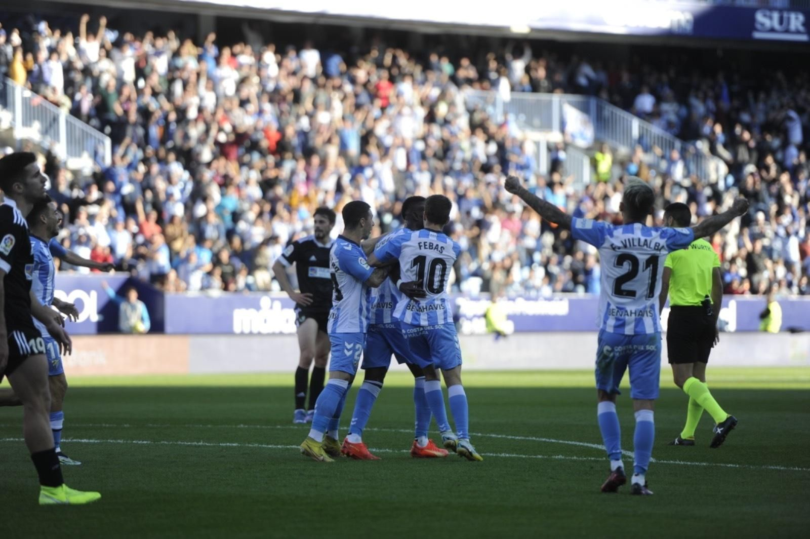 Los jugadores del Málaga celebran un gol de Lago Junior. Los jugadores del Málaga celebran un gol de Lago Junior.
