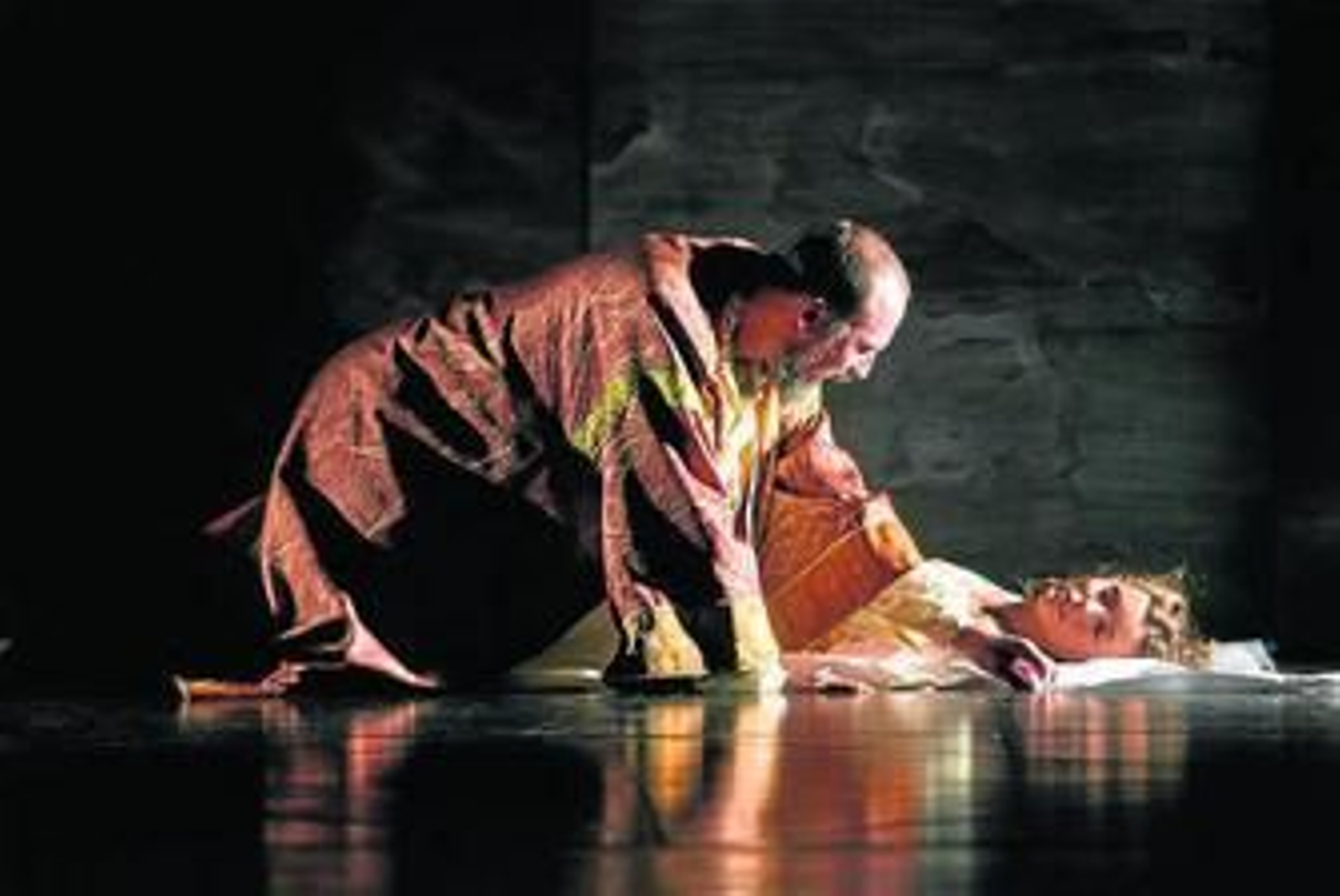 Una imagen de la obra, con Otello y Desdémona.