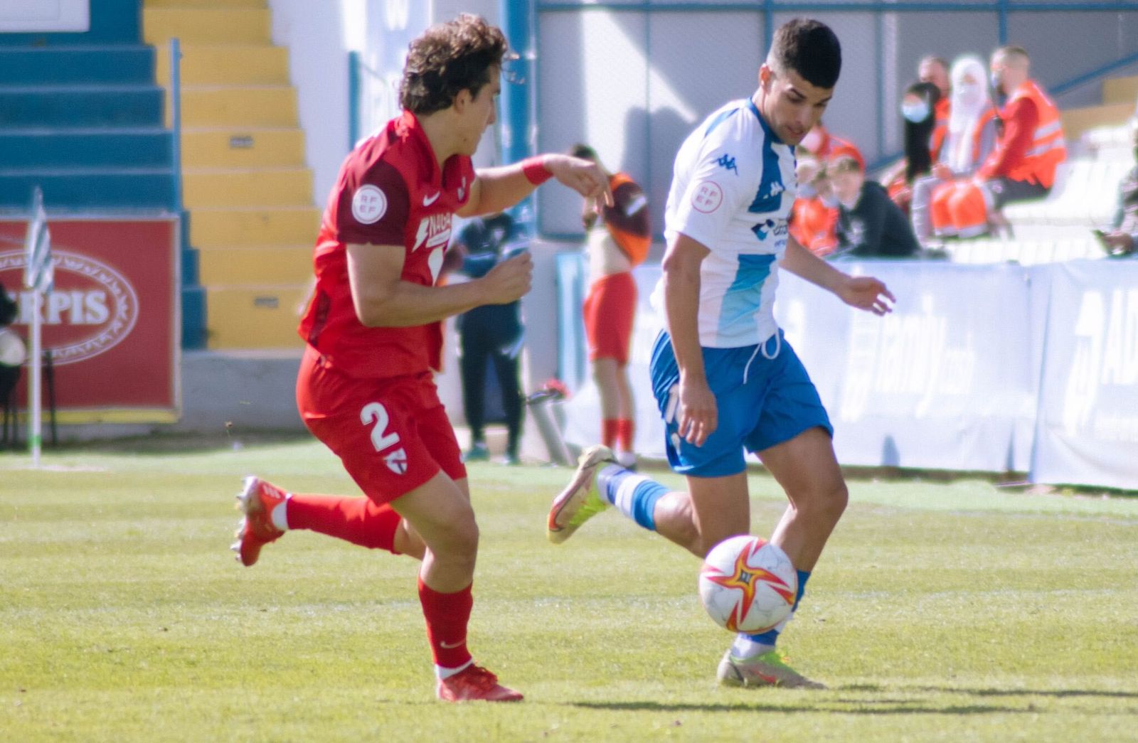 Valentino trata de defender el ataque de un rival.