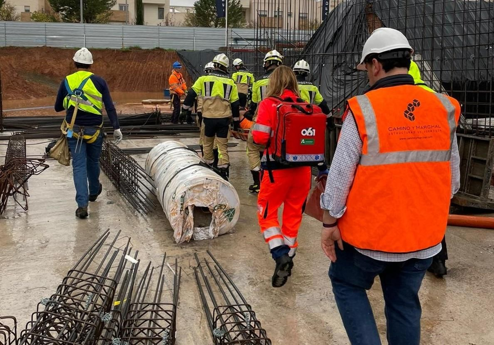 Efectivos sanitarios atienden al hombre herido en la obra.