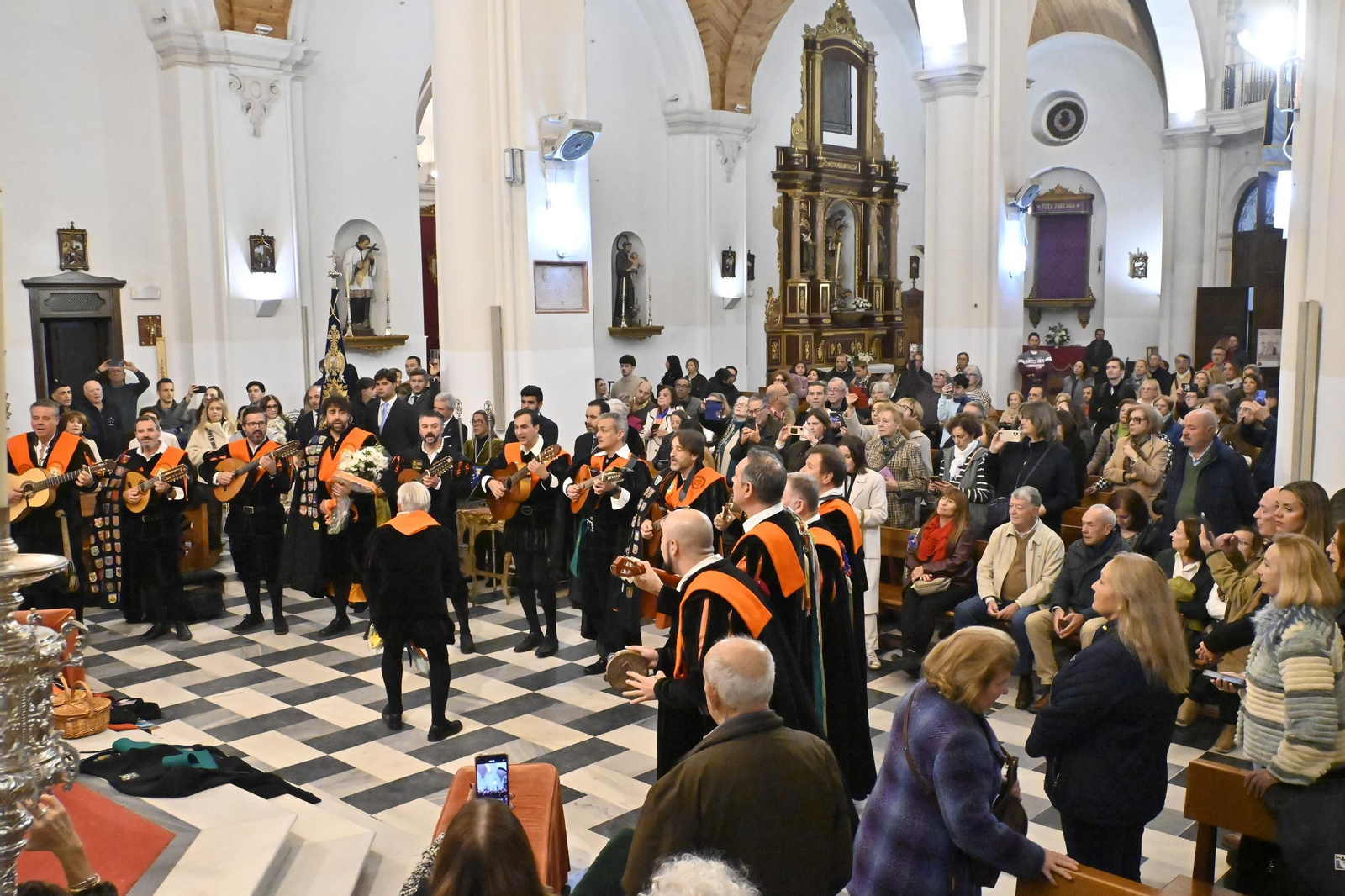 Imágenes de la tradicional tuna de empresariales tocando en el monumento de la Inmaculada
